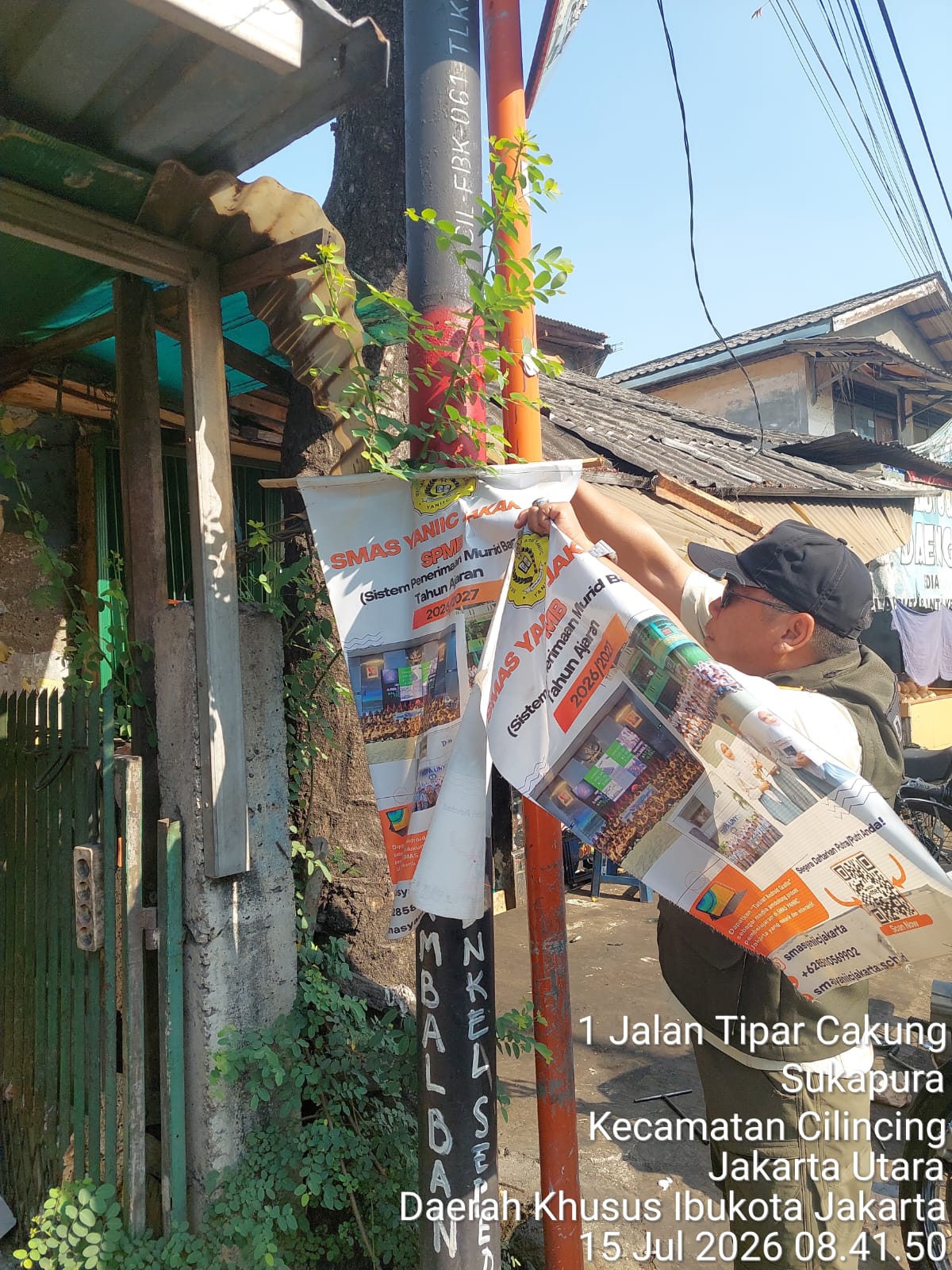 Jaga Estetika Lingkungan, Petugas Satpol PP Kelurahan Sukapura Tertibkan Spanduk Liar di Jalan Tipar Cakung 2