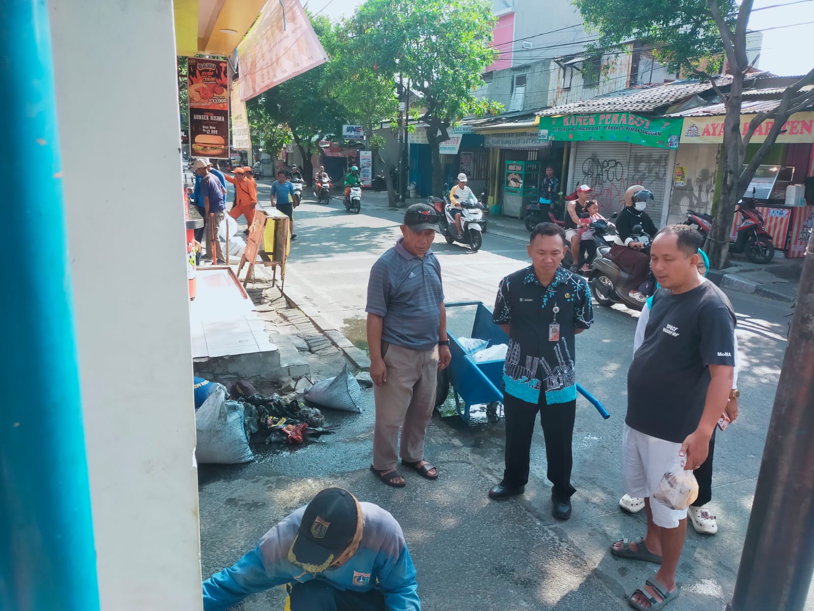 Lurah Rawa Badak Selatan Monitoring Pengerukan Lumpur di Jl. Alur Laut untuk Antisipasi Genangan 7