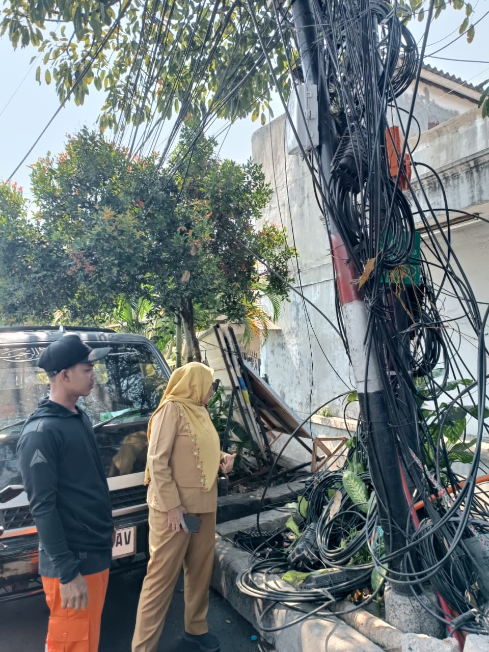 monitoring dan peninjauan langsung ke lokasi aduan warga di Jalan Mawar, Kelurahan Sunter Jaya 7