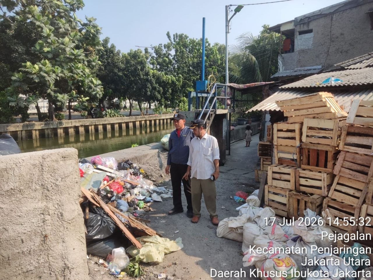 Kasi Pemerintahan Kelurahan Pejagalan Tinjau Lokasi Pembuangan Sampah Liar di RW 015 1