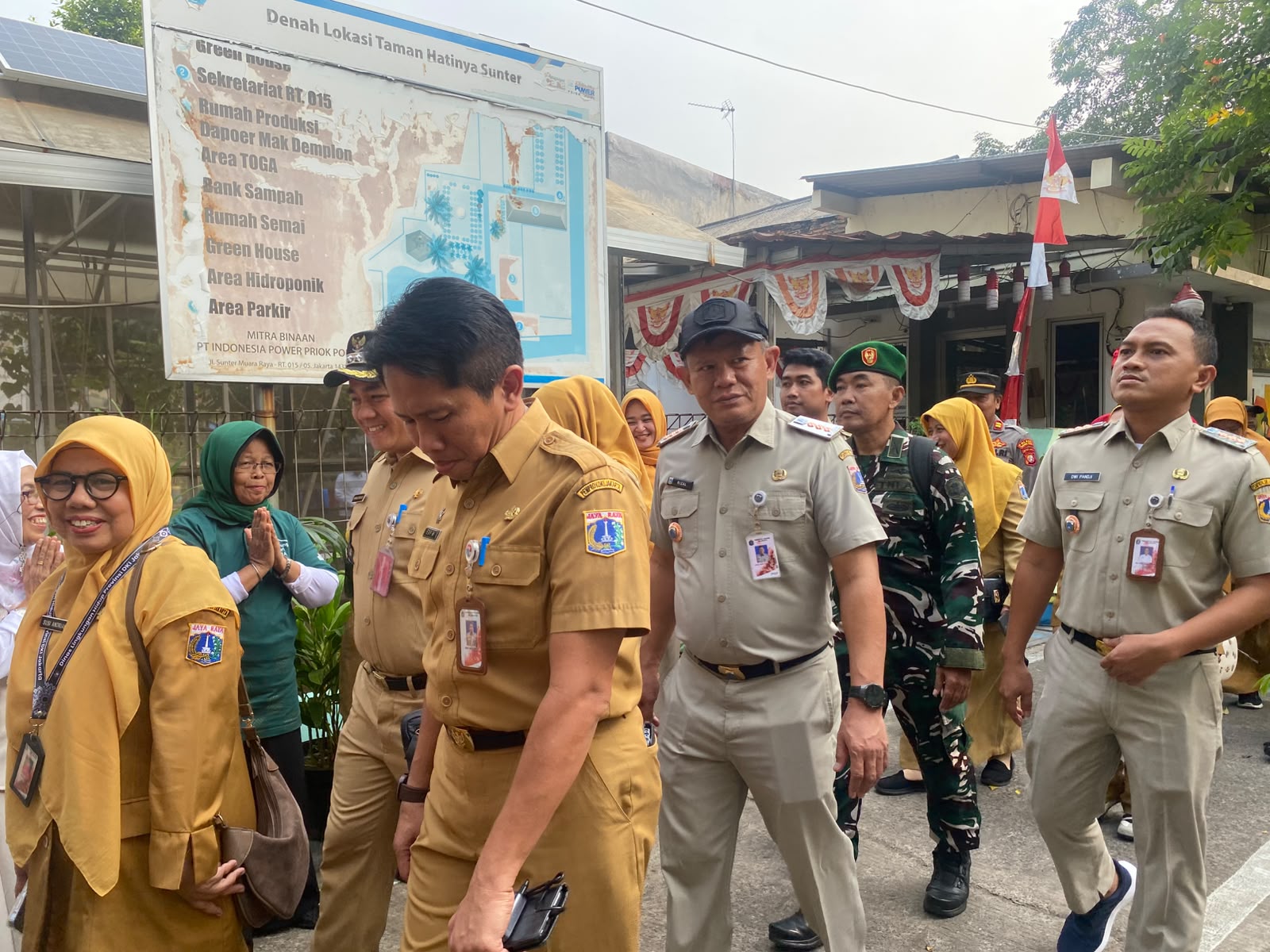 RW 05 Sunter Agung merupakan wujud nyata kolaborasi masyarakat dalam membangun kampung yang tangguh terhadap perubahan iklim, sehat, produktif, dan berkelanjutan. 2