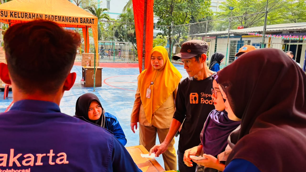 Kasi Kesra Kelurahan Pademangan Barat Monitoring Pendistribusian Pangan Murah Bersubsidi di RPTRA Budi Mulia 4