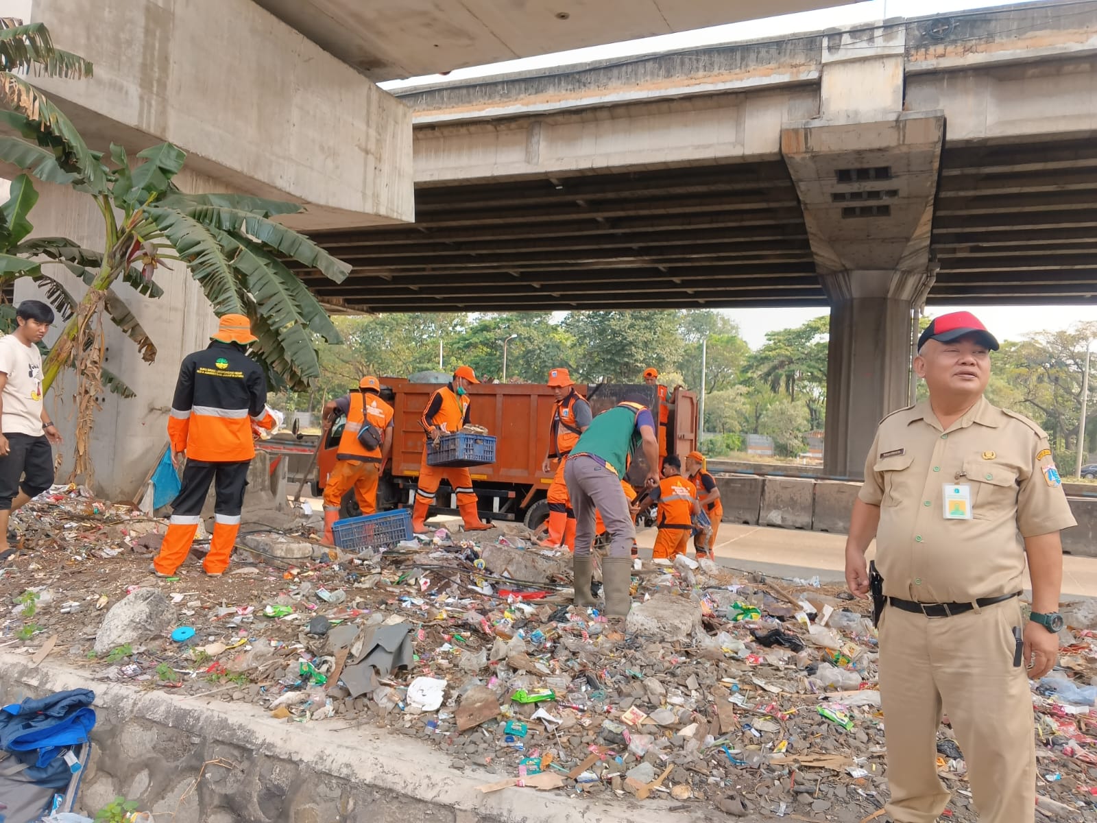 Kasi Ekbang Kelurahan Pademangan Barat Monitoring Tindak Lanjut CRM Sampah di Jalan Martadinata 3