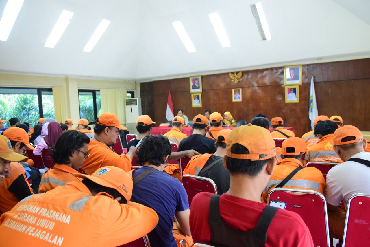 Lurah Pejagalan Berikan Pengarahan kepada Petugas PPSU Tingkatkan Disiplin dan Kinerja 3
