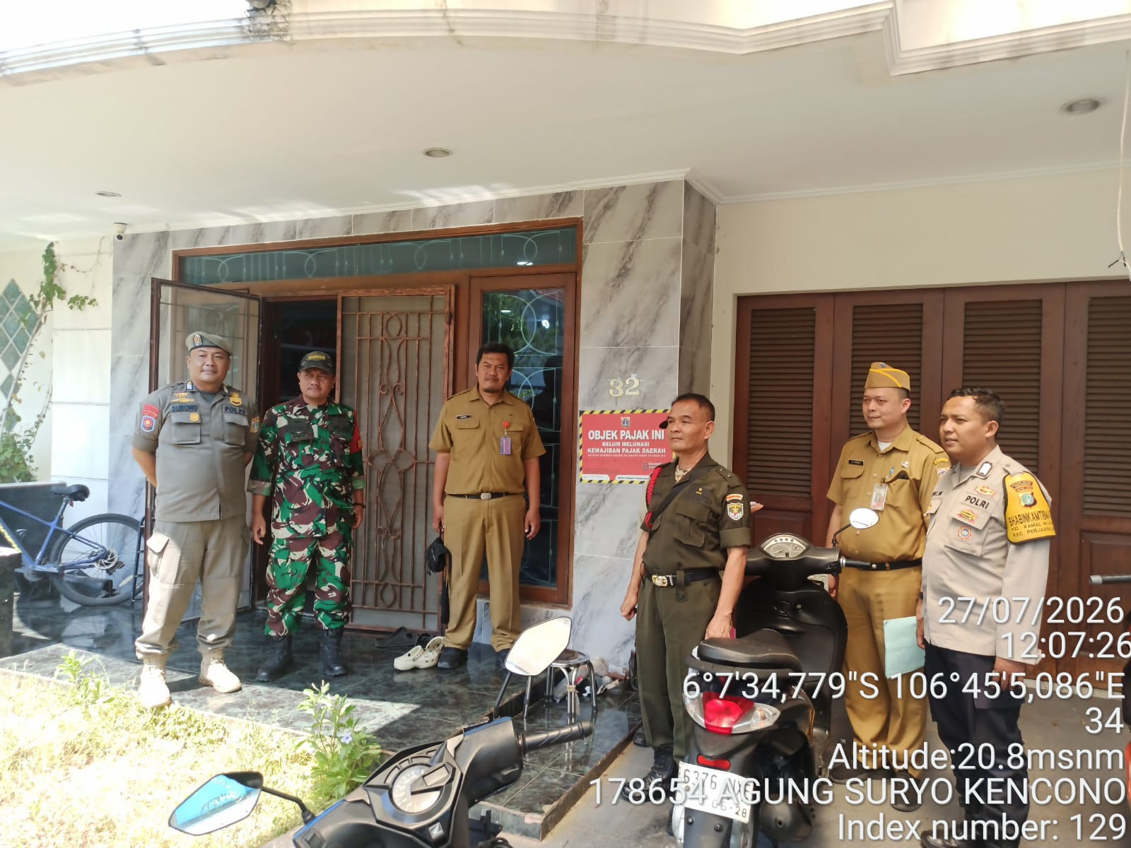 Perkuat Kepatuhan Pajak Daerah, UPPRD Penjaringan Bersama Kelurahan Kamal Muara Lakukan Pemasangan Stiker PBB-P2 5