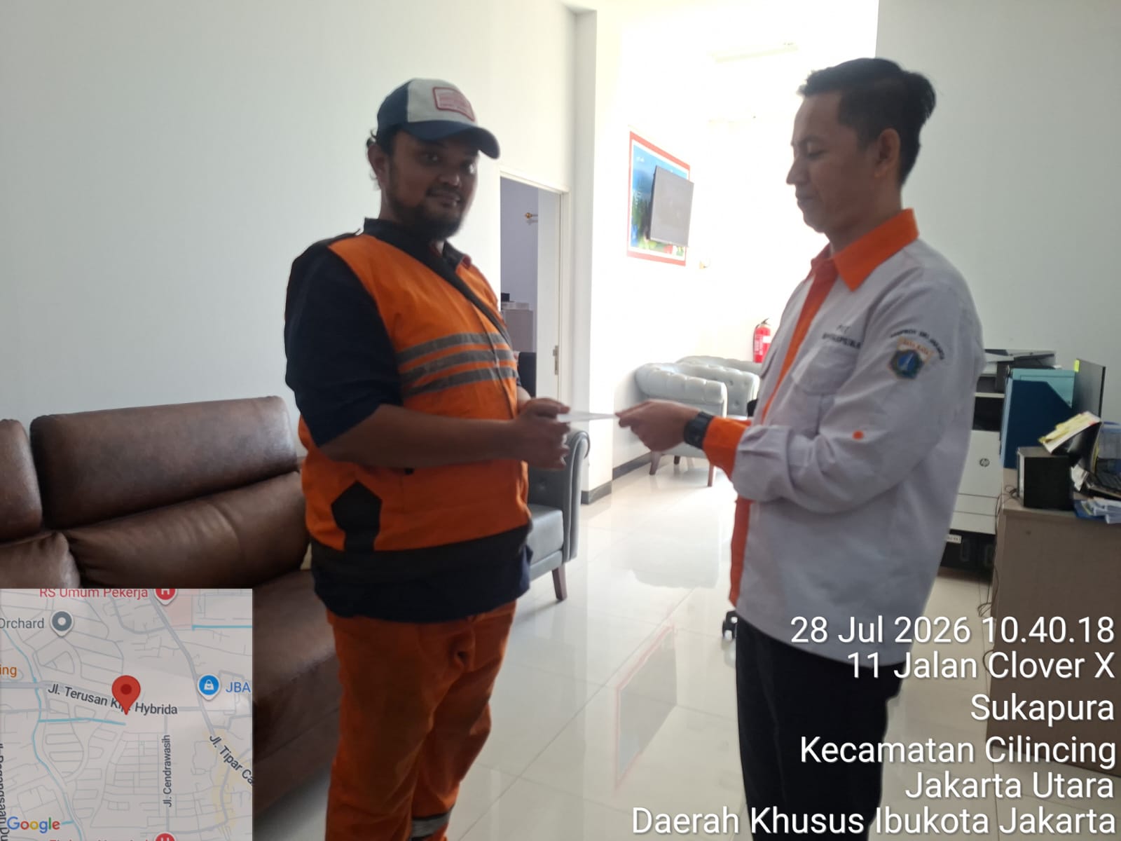 Bentuk Kepedulian Sesama, Kelurahan Sukapura Salurkan Tali Kasih untuk Keluarga Anggota PPSU yang Sakit 1