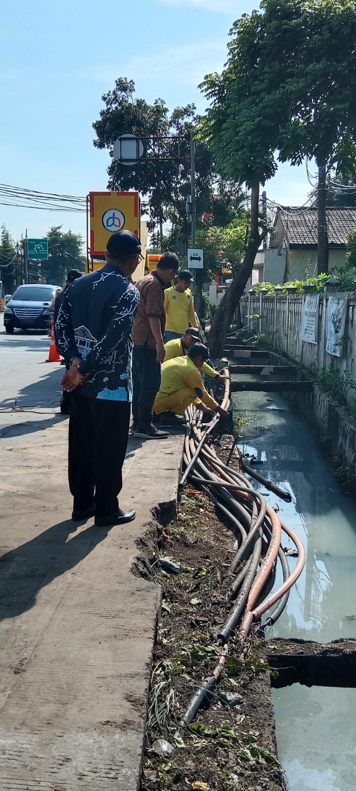Pengangkatan Tiang listrik yang jatuh di saluran dan Perapihan Kabel Utilitas di saluran penghubung Plumpang Semper 3