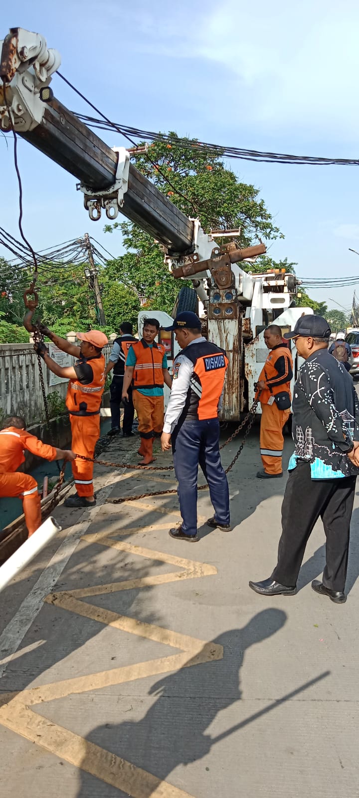 Pengangkatan Tiang listrik yang jatuh di saluran dan Perapihan Kabel Utilitas di saluran penghubung Plumpang Semper 6