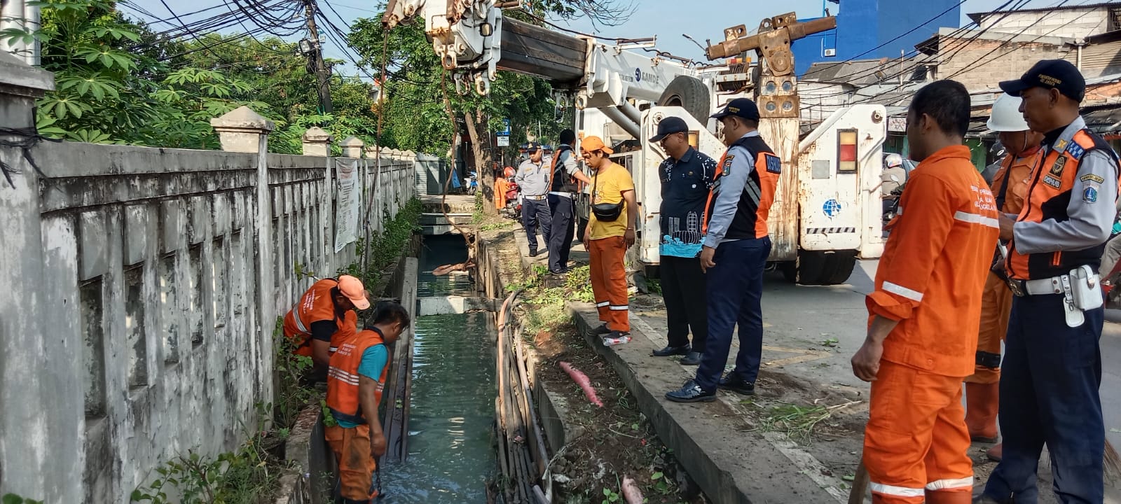 Pengangkatan Tiang listrik yang jatuh di saluran dan Perapihan Kabel Utilitas di saluran penghubung Plumpang Semper 7