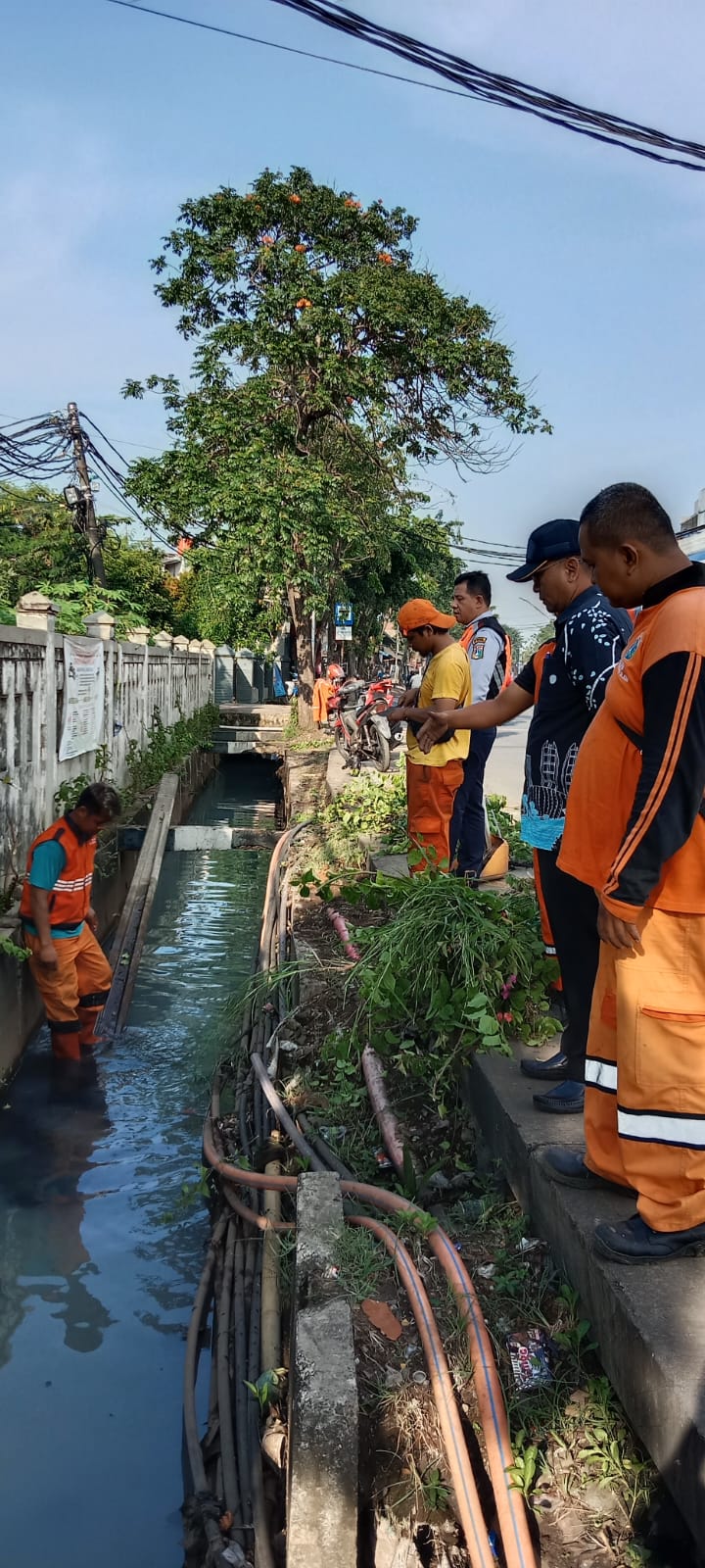 Pengangkatan Tiang listrik yang jatuh di saluran dan Perapihan Kabel Utilitas di saluran penghubung Plumpang Semper 1