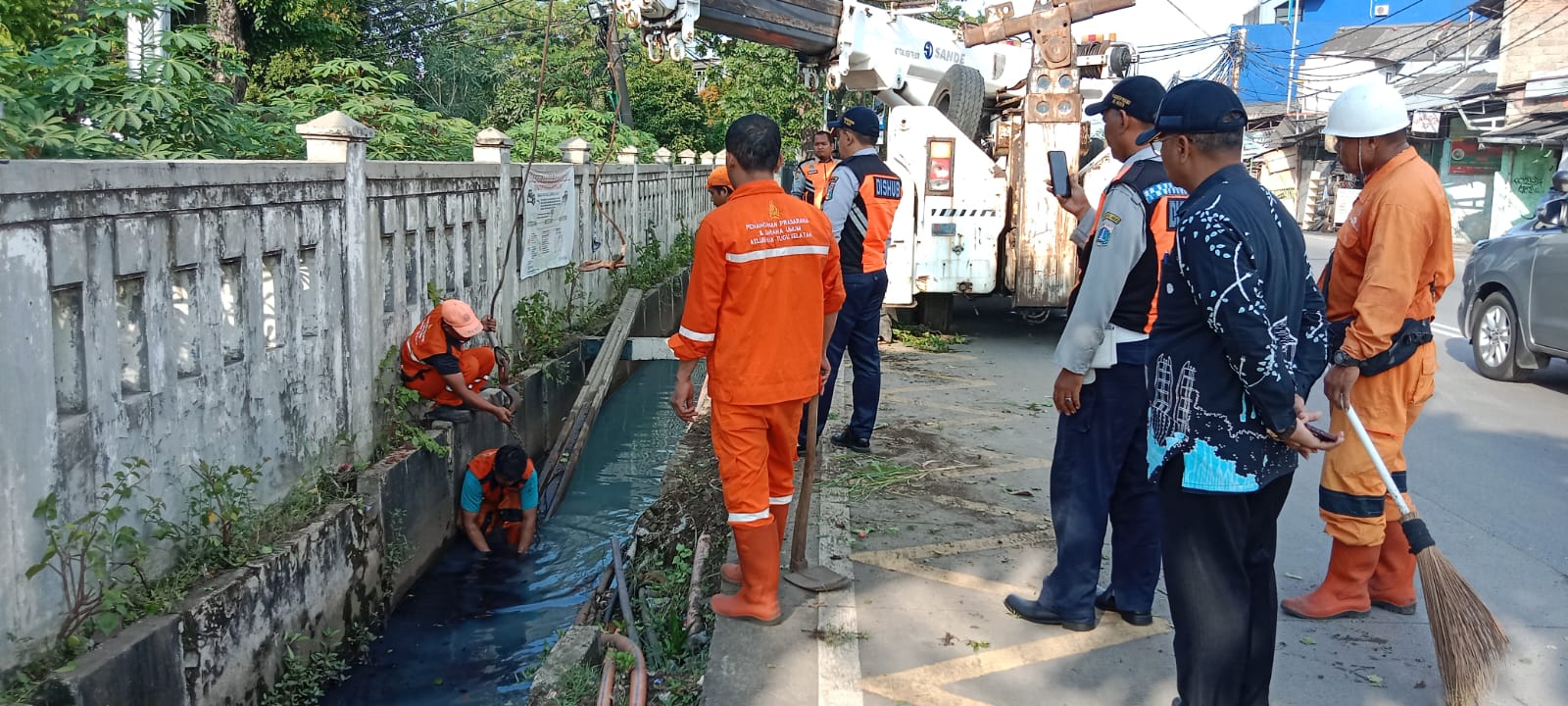 Pengangkatan Tiang listrik yang jatuh di saluran dan Perapihan Kabel Utilitas di saluran penghubung Plumpang Semper 8