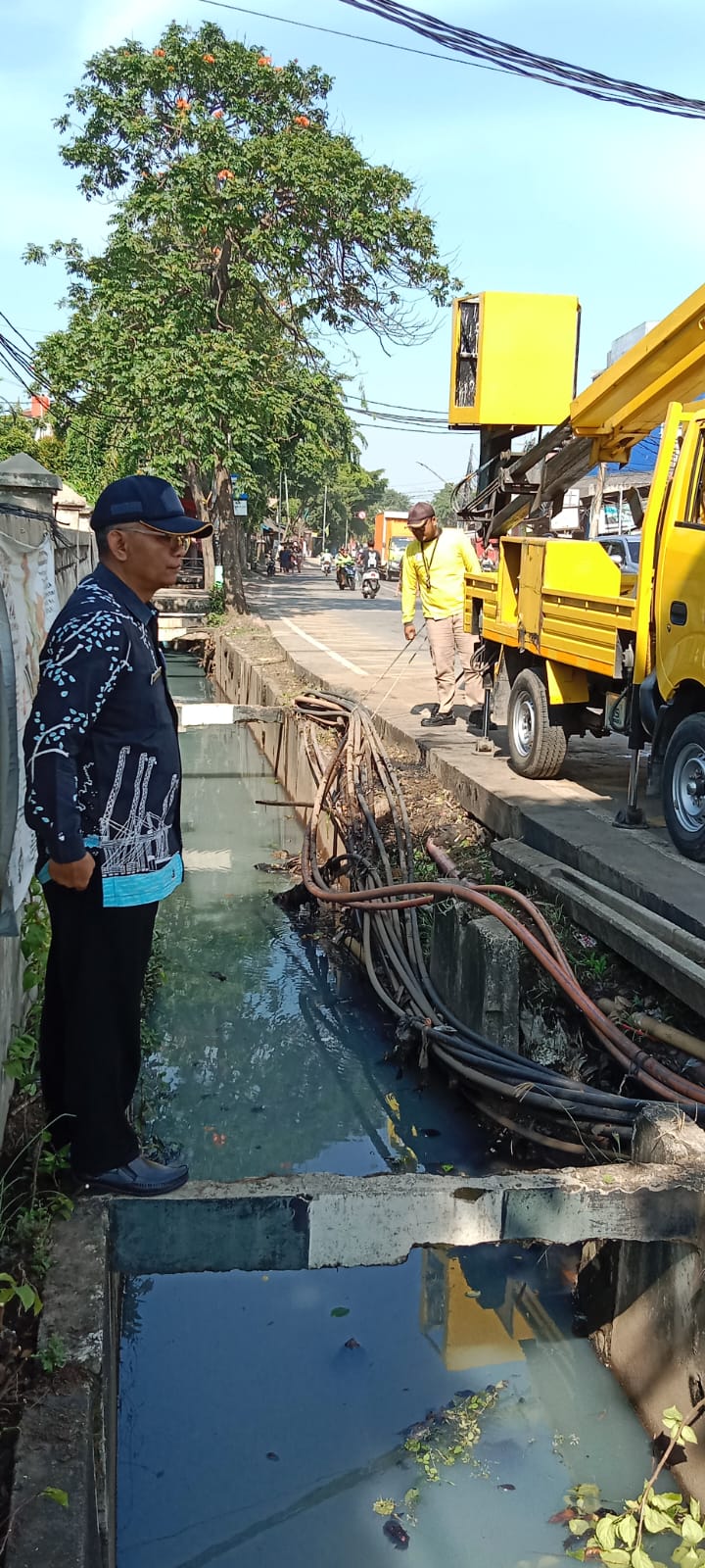 Pengangkatan Tiang listrik yang jatuh di saluran dan Perapihan Kabel Utilitas di saluran penghubung Plumpang Semper 5