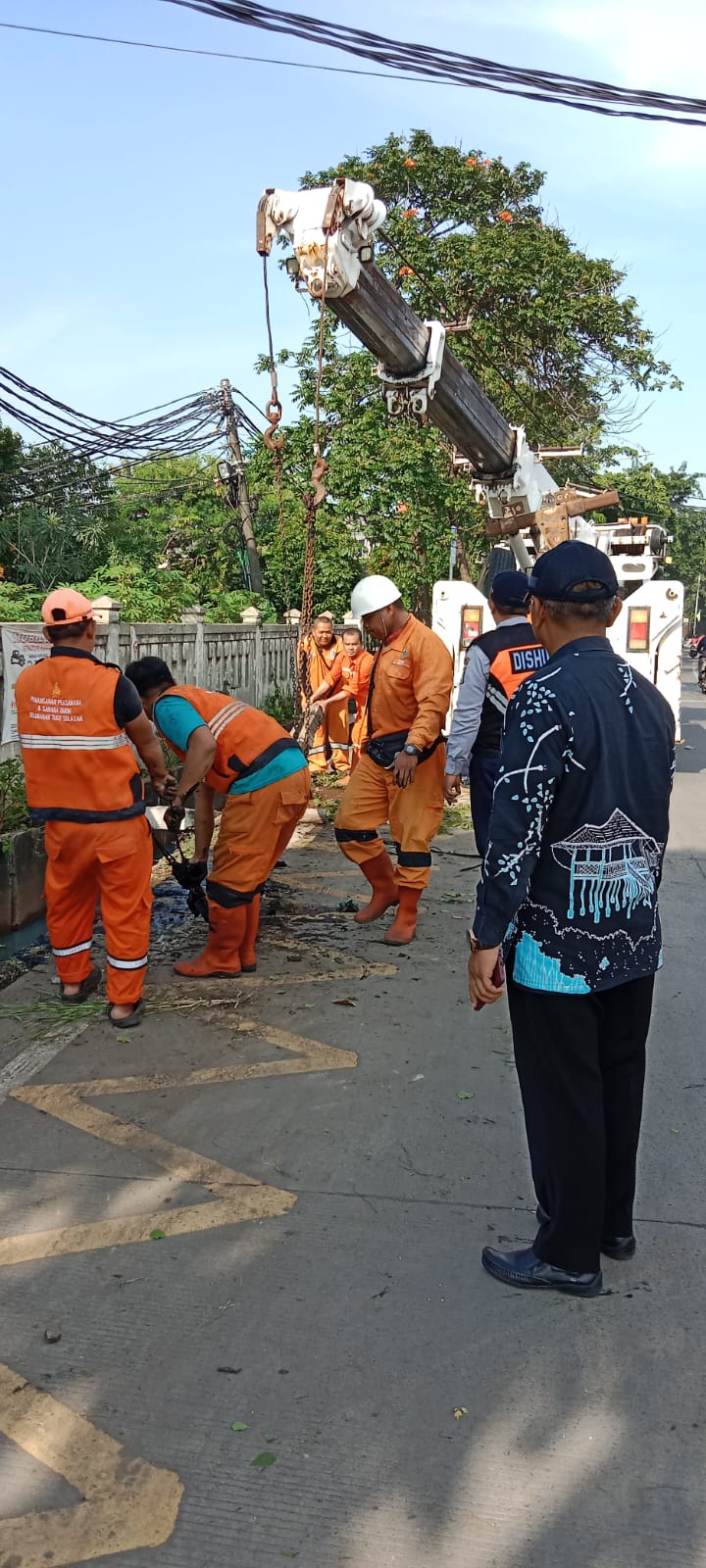 Pengangkatan Tiang listrik yang jatuh di saluran dan Perapihan Kabel Utilitas di saluran penghubung Plumpang Semper 2