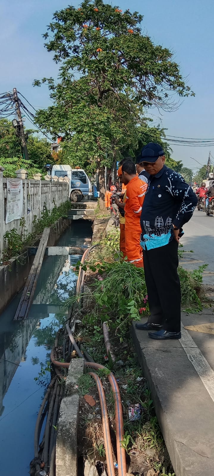 Pengangkatan Tiang listrik yang jatuh di saluran dan Perapihan Kabel Utilitas di saluran penghubung Plumpang Semper 4