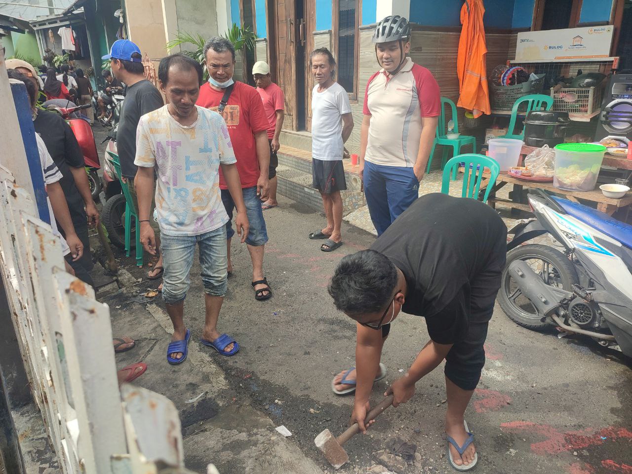 kegiatan kerja bakti diwilayah Rw 012 dan halaman kantor kelurahan warakas 3