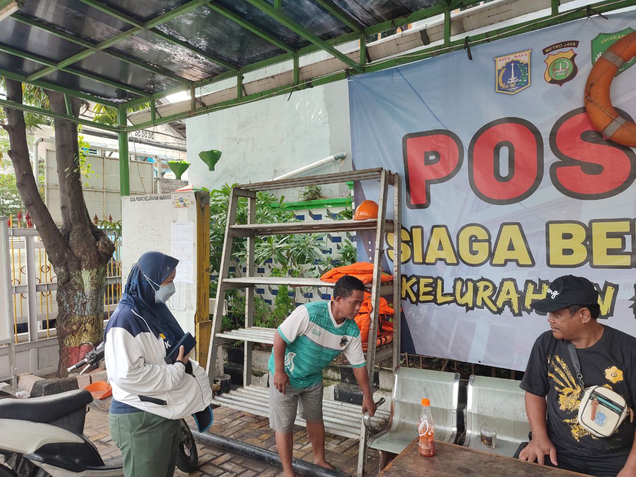 kegiatan kerja bakti diwilayah Rw 012 dan halaman kantor kelurahan warakas 1