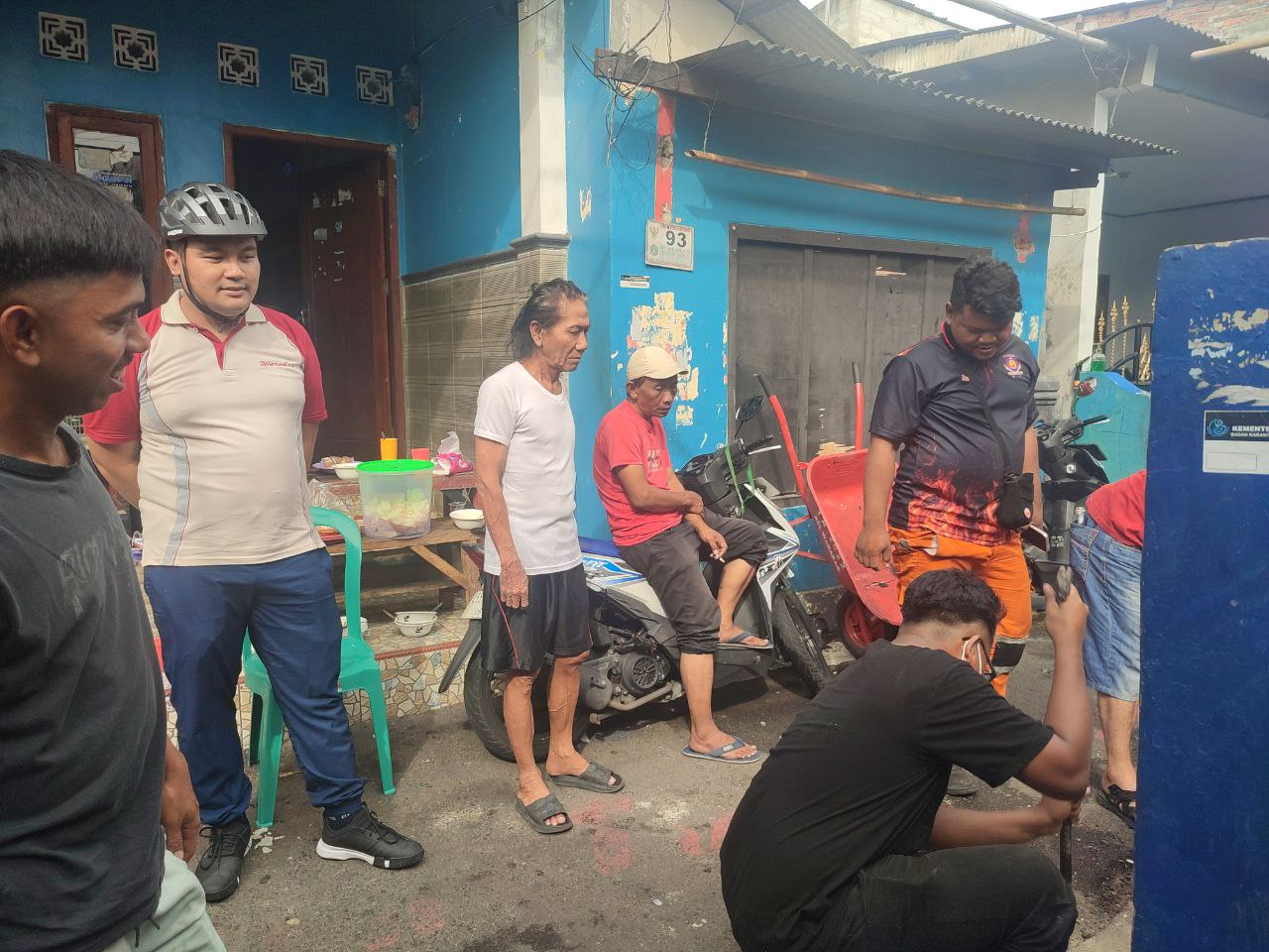 kegiatan kerja bakti diwilayah Rw 012 dan halaman kantor kelurahan warakas 2