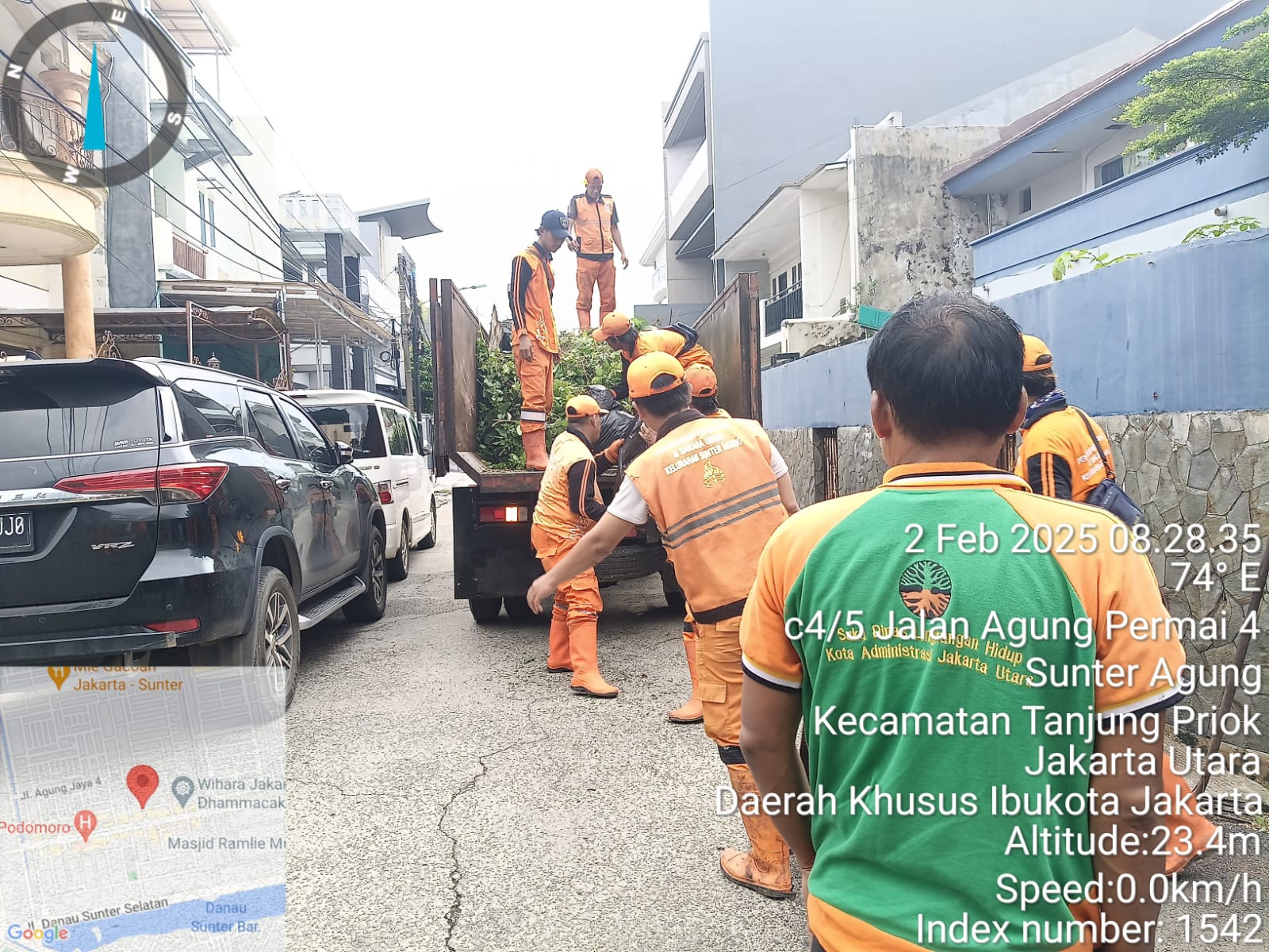 Semangat Gotong Royong Warga RW 011 Sunter Agung dalam Kerja Bakti Bersih Lingkungan 1