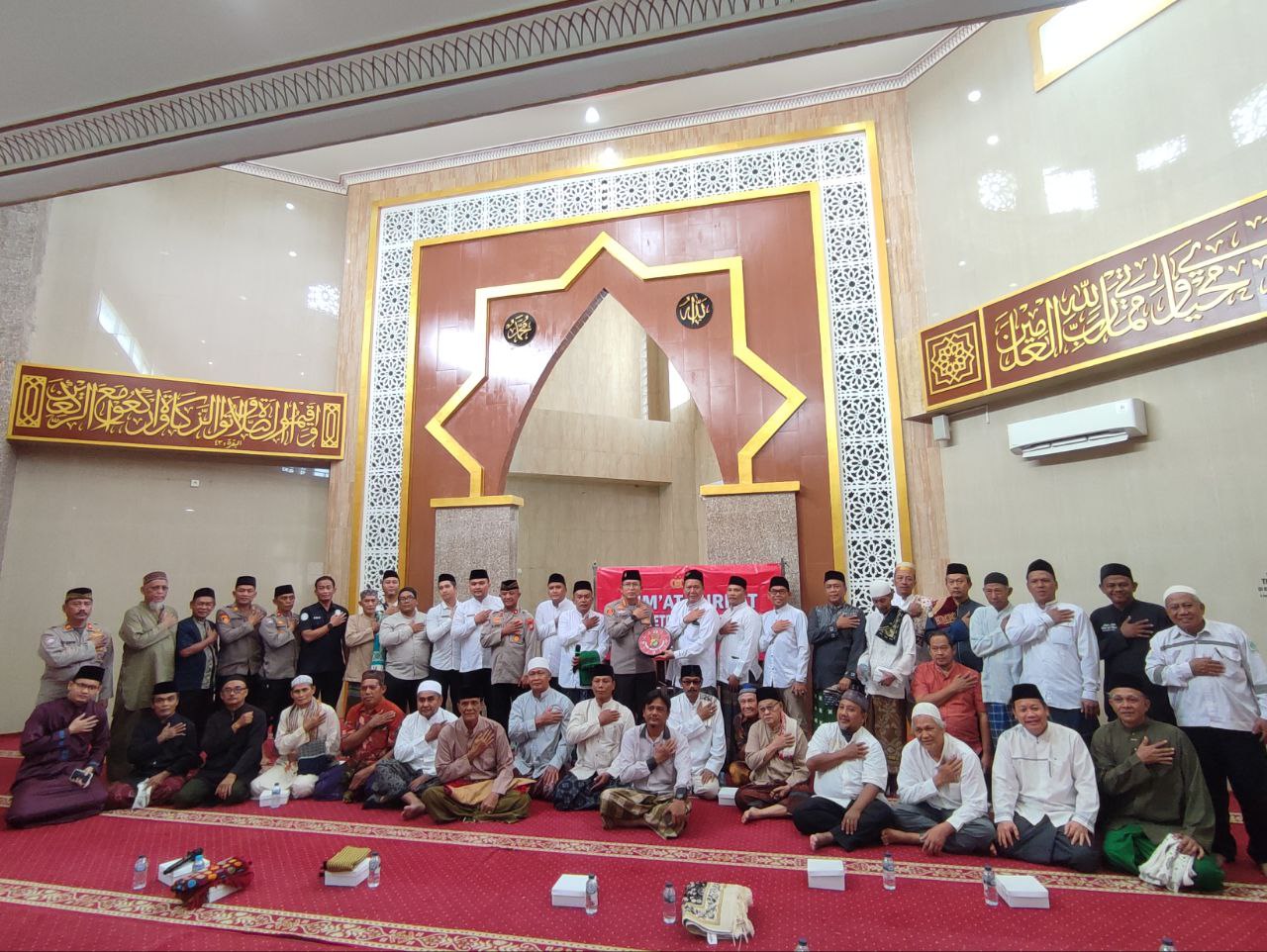 Kapolres Metro Jakarta Utara Laksanakan Jum'at Curhat dan Jum'at Keliling di Masjid Jami Sa’adatuddarain Warakas, Tanjung Priok 2