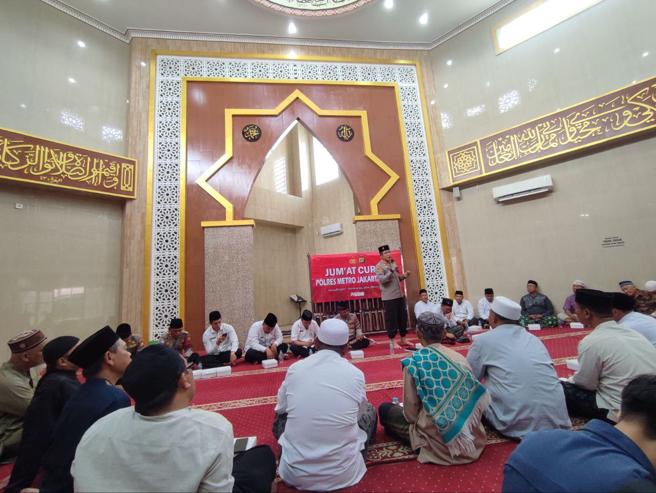 Kapolres Metro Jakarta Utara Laksanakan Jum'at Curhat dan Jum'at Keliling di Masjid Jami Sa’adatuddarain Warakas, Tanjung Priok 1