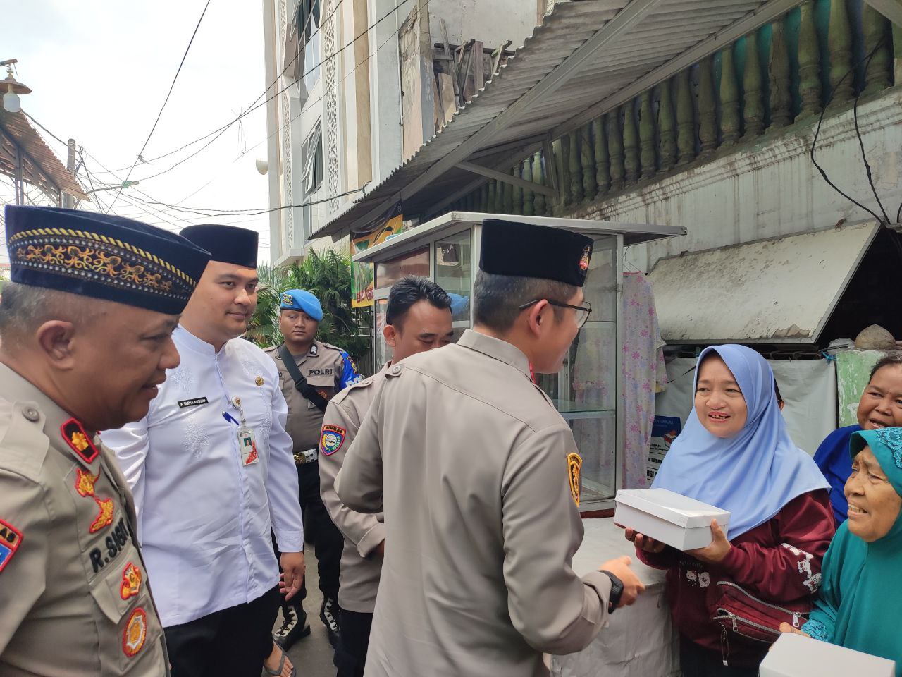 Kapolres Metro Jakarta Utara Laksanakan Jum'at Curhat dan Jum'at Keliling di Masjid Jami Sa’adatuddarain Warakas, Tanjung Priok 3