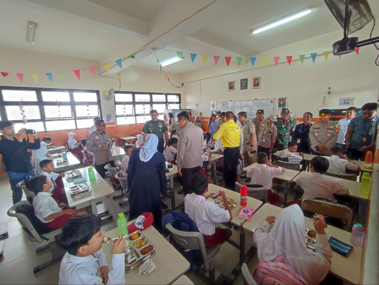 SDN 01 Kelurahan Warakas Jalankan Program Perdana Makan Bergizi Gratis (MBG) di Jakarta Utara I 3