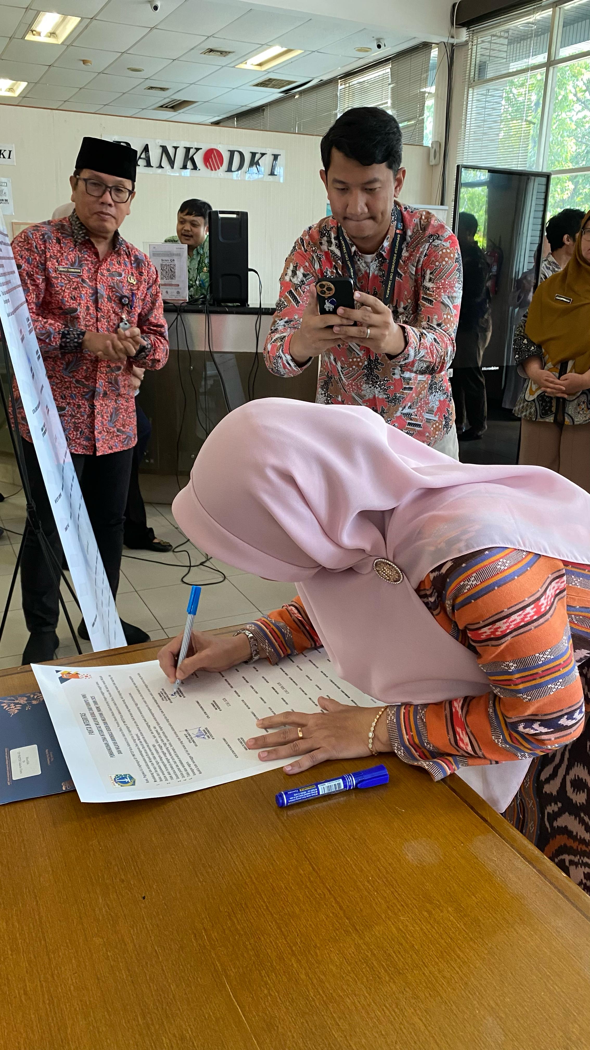 Penandatanganan Pakta Integritas Pembangunan Zona Integritas Wilayah Bebas dari Korupsi (WBK) dan Wilayah Birokrasi Bersih dan Melayani (WBBM) UP PMPTSP Kota Adm. Jakarta Utara 1