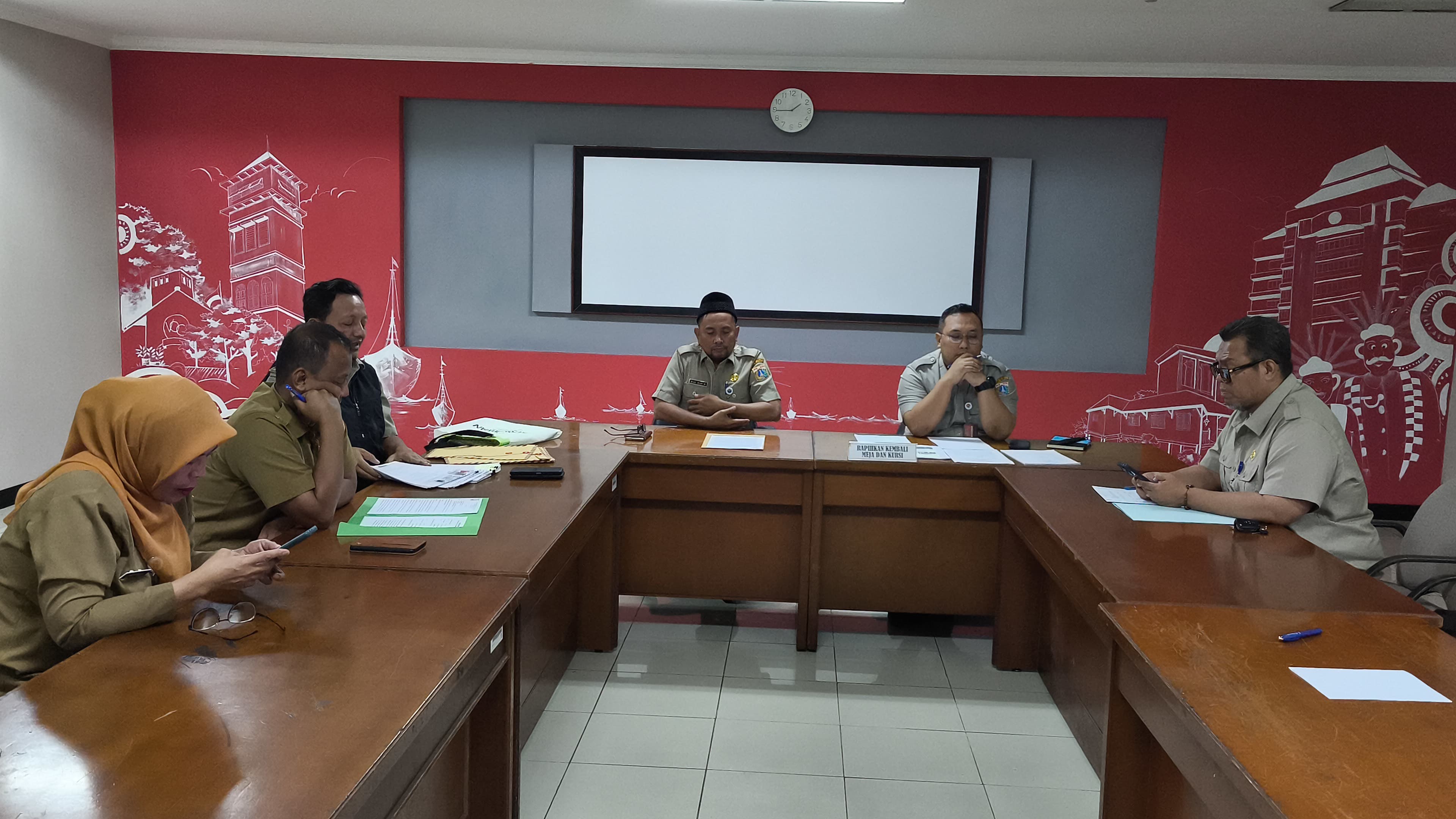 RAPAT KOORDINASI MENERIMA ADUAN MASYARAKAT TENTANG PEMILIHAN RW.16 KELURAHAN PENJARINGAN 3