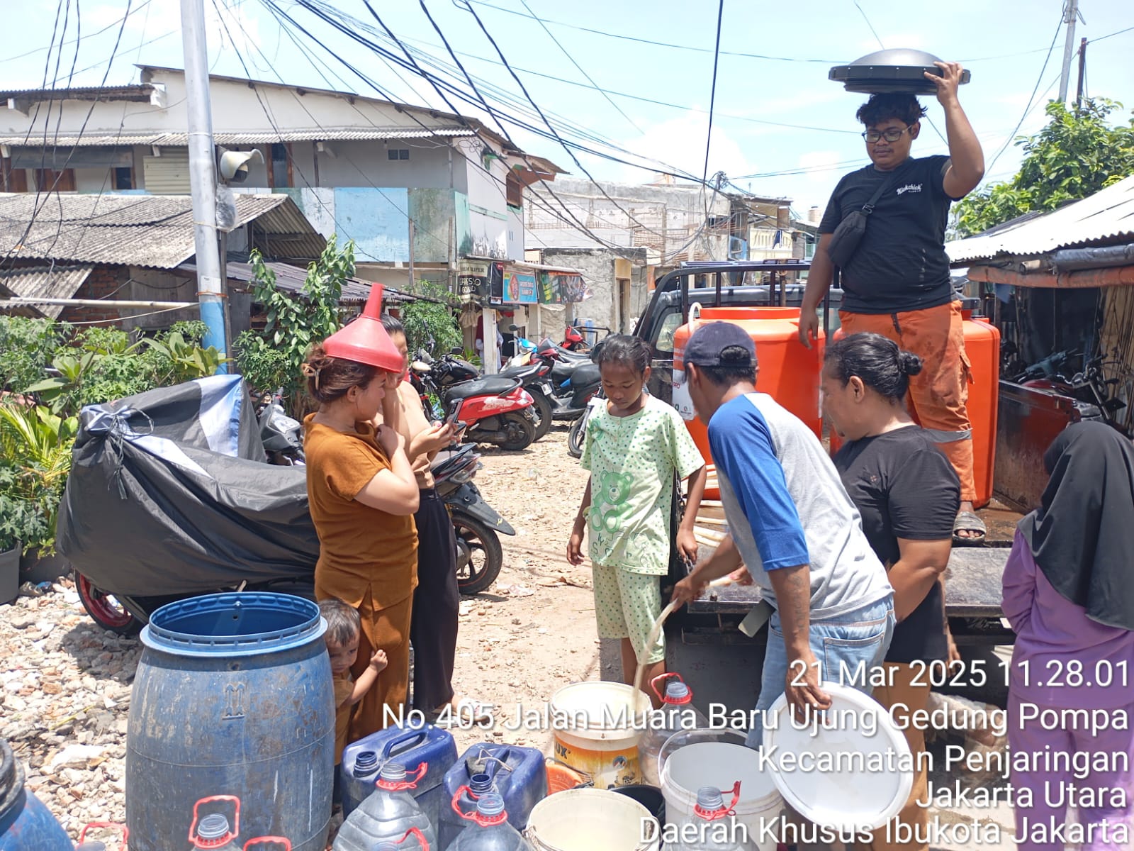 Pengiriman Air Bersih Untuk Warga Muara Baru 2