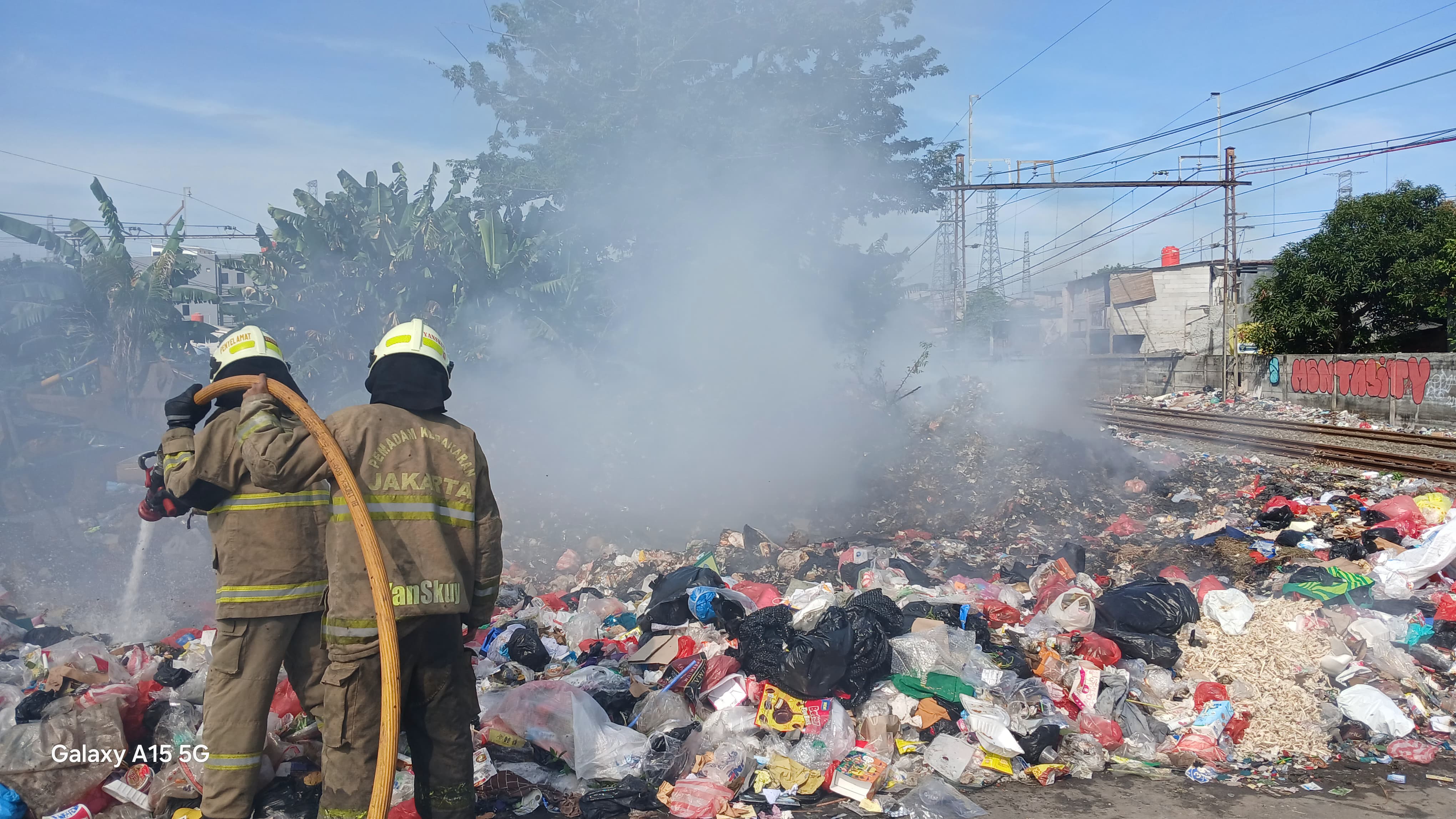 Penanggulangan Kebakaran Pada Tumpukan Sampah. 12