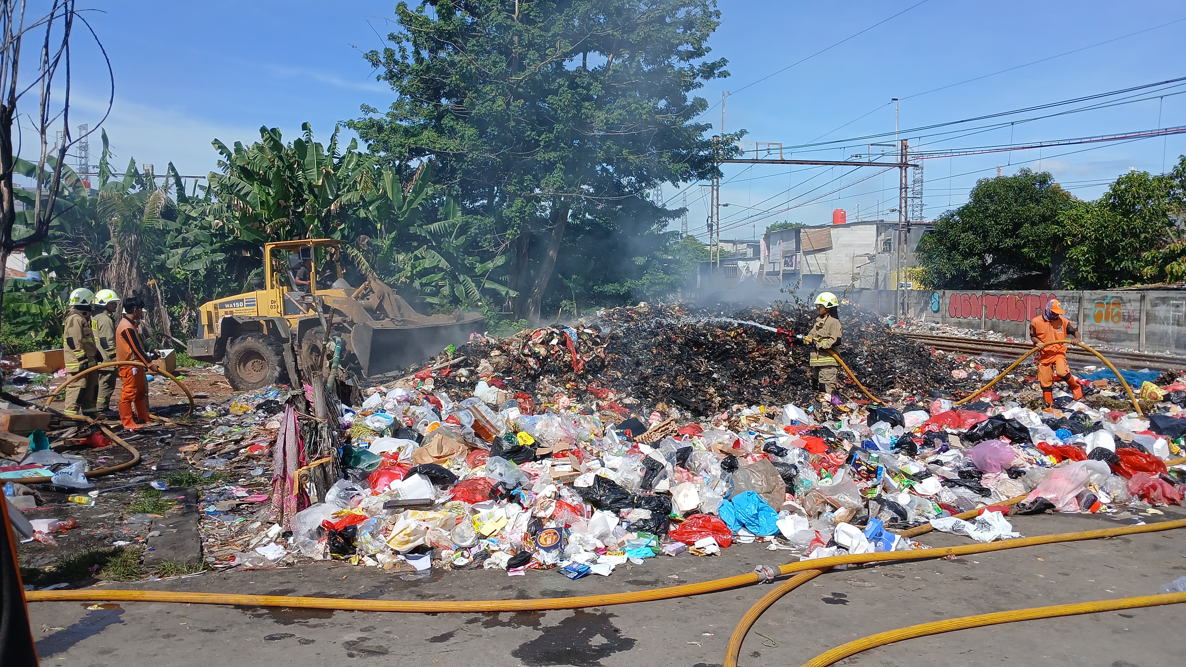 Penanggulangan Kebakaran Pada Tumpukan Sampah. 11