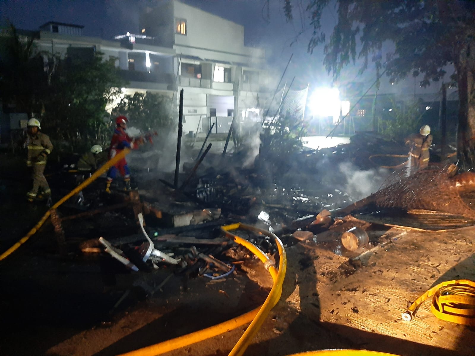 Penanggulangan Kebakaran Pada Bangunan Rumah (Bedeng). 2