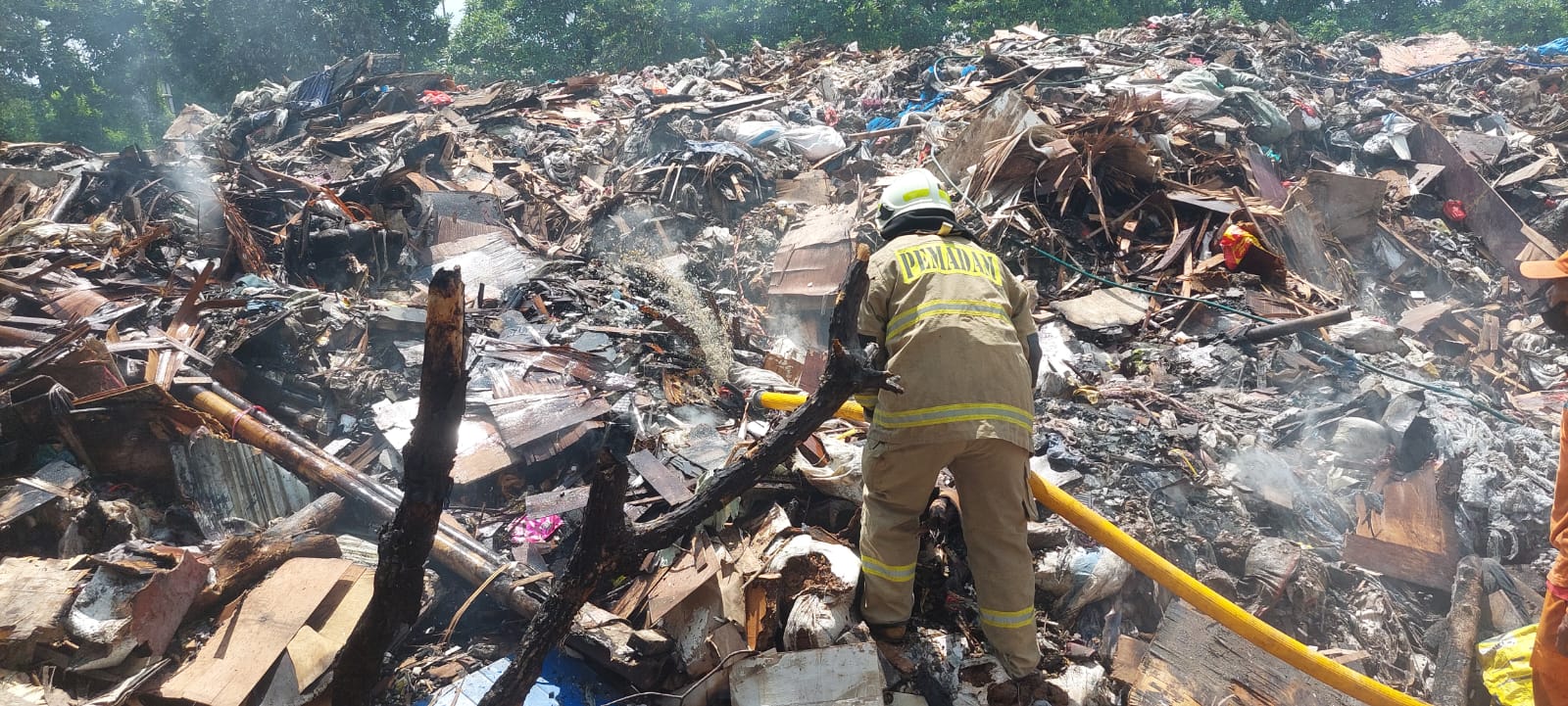 Penanggulangan Kebakaran Pada Tumpukan Sampah. 3