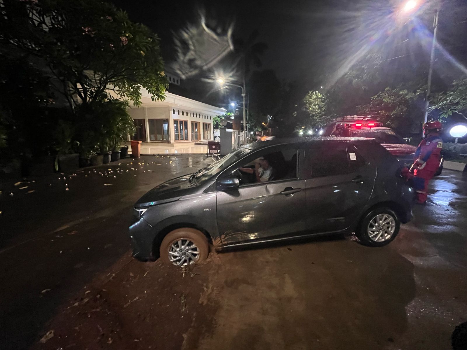 Evakuasi Mobil Terperosok. 1