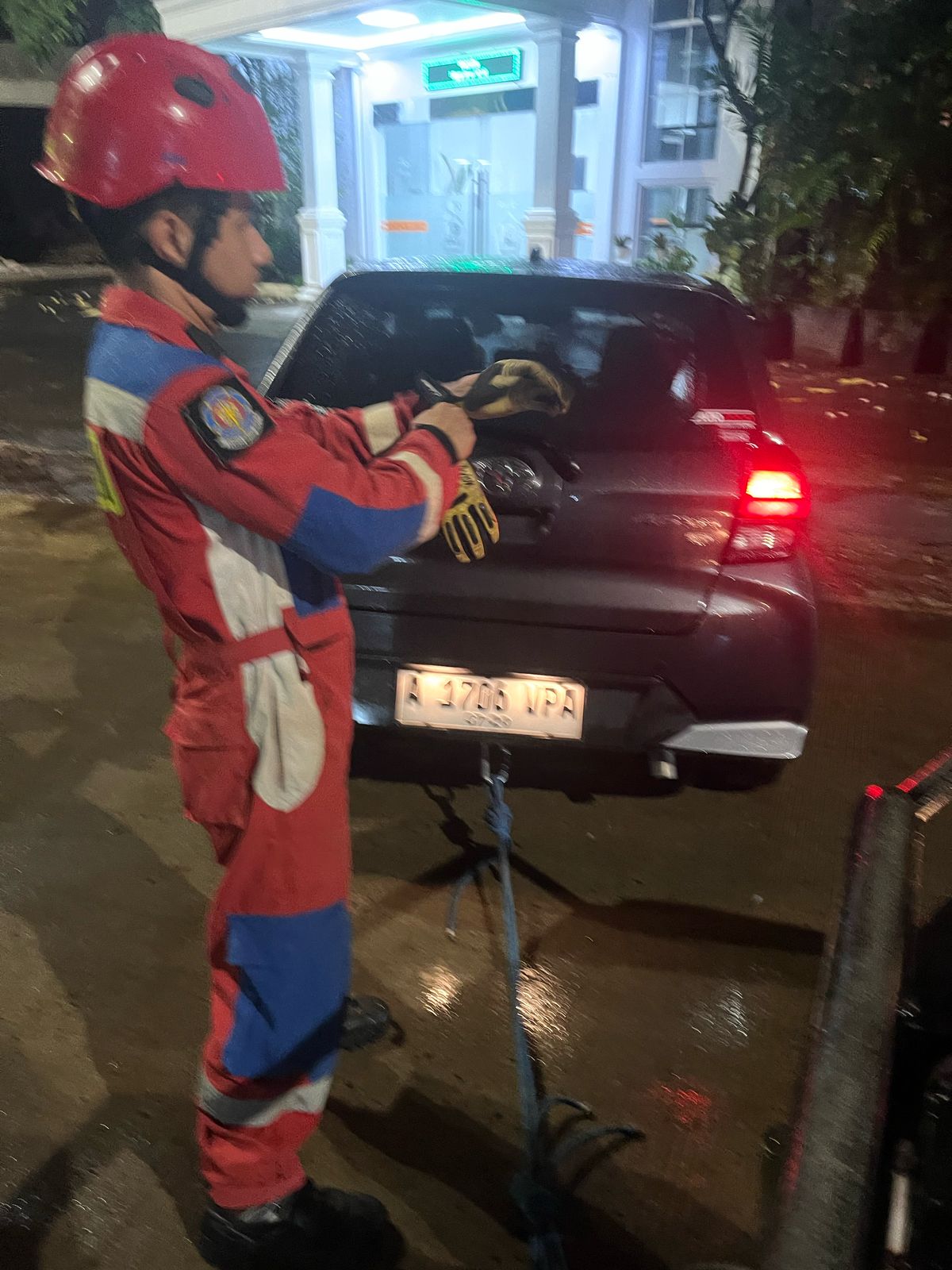 Evakuasi Mobil Terperosok. 2