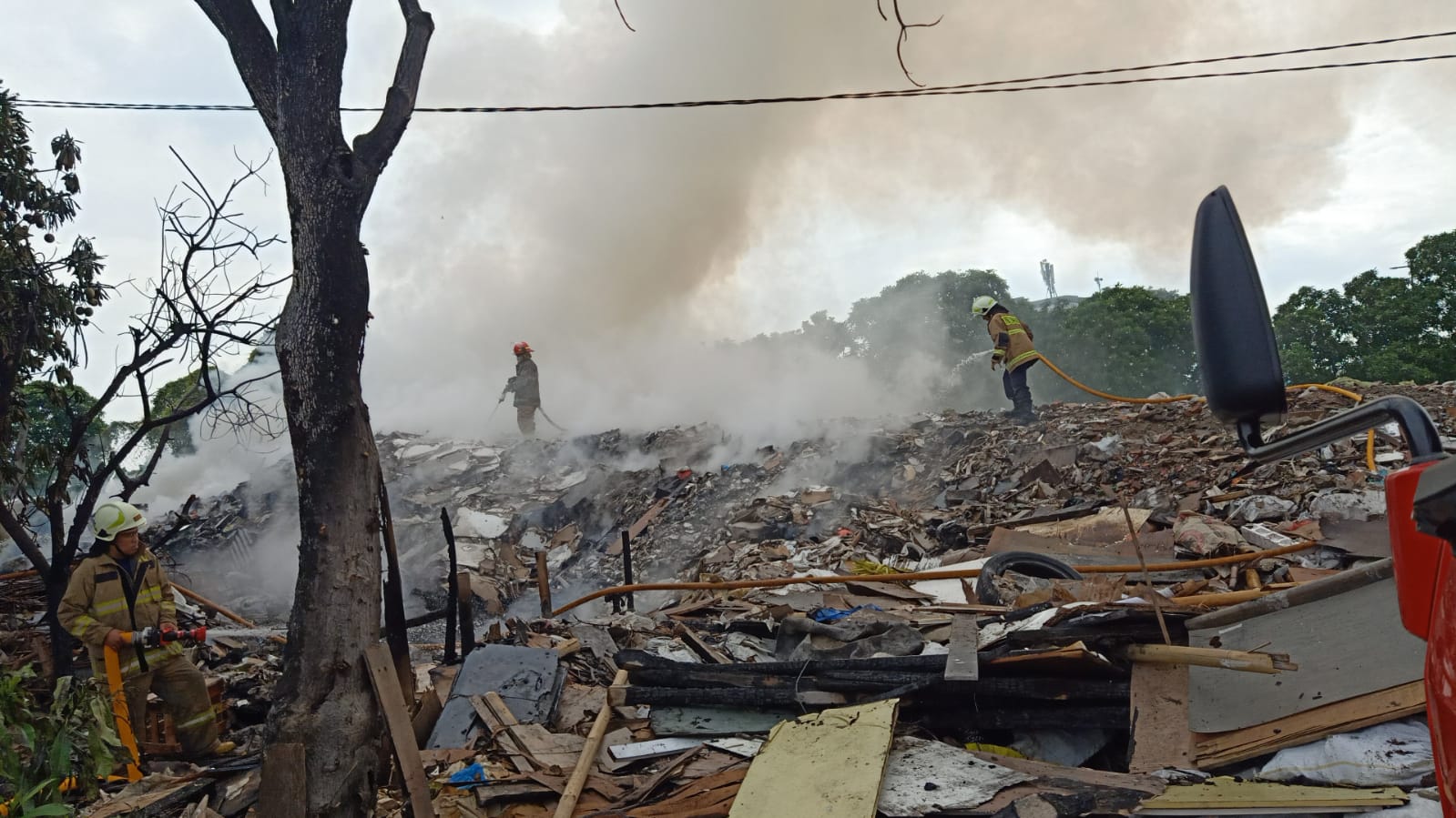 Penanggulangan Kebakaran Pada Tumpukan Sampah. 2