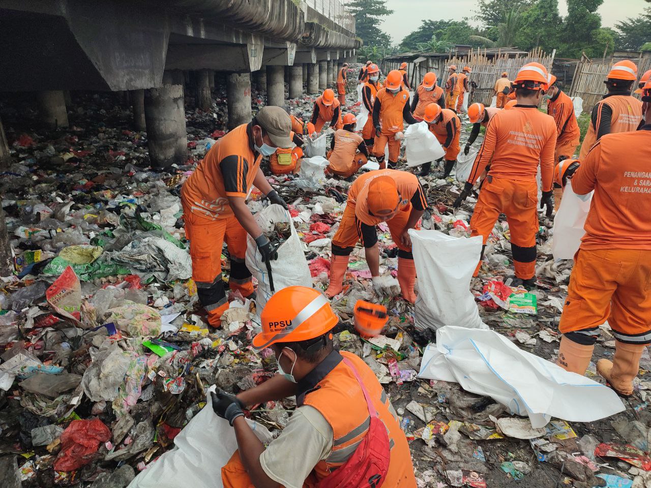 PPSU kelurahan warakas mengikuti kerja bakti gabungan pasca terjadinya kebakaran diwilayah danau cincin utara RT08/RW05 kelurahan papanggo 2