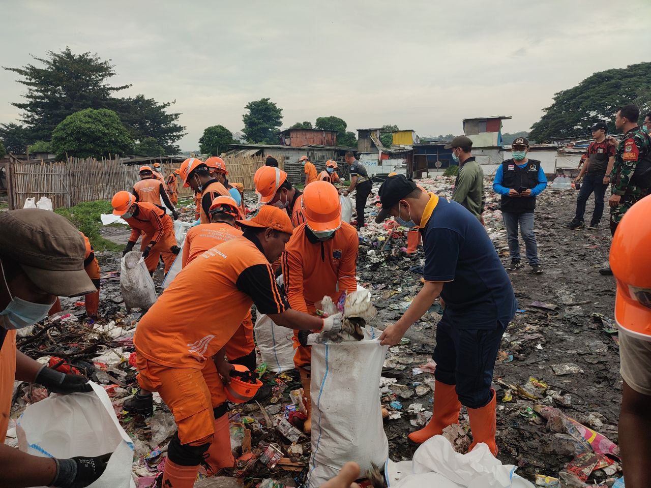 PPSU kelurahan warakas mengikuti kerja bakti gabungan pasca terjadinya kebakaran diwilayah danau cincin utara RT08/RW05 kelurahan papanggo 1