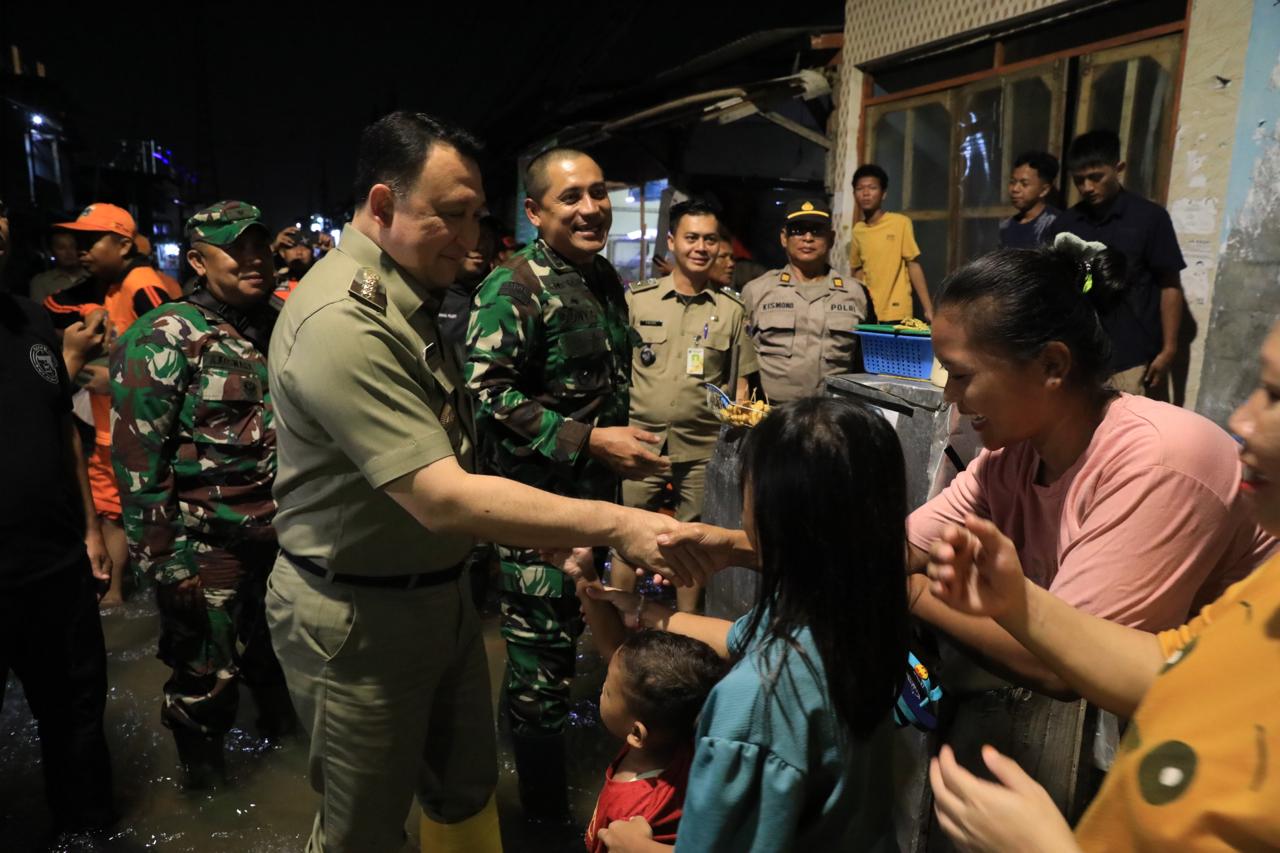Walikota Jakarta Utara Tinjau Lokasi Terdampak Banjir Rob di Muara Angke,Salurkan Bantuan untuk Warga 1