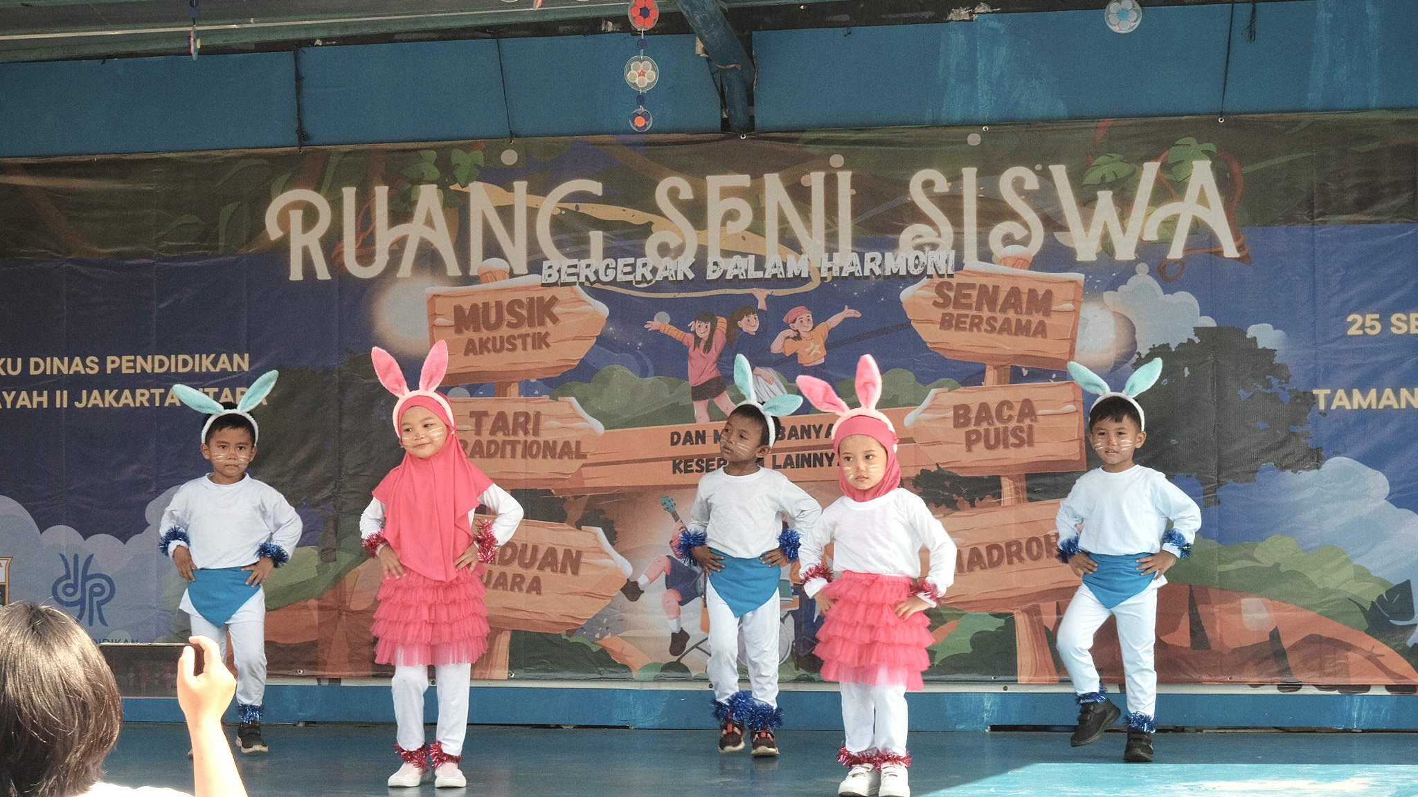 Bergerak dalam Harmoni di Panggung Ruang Seni Siswa 2025! 4