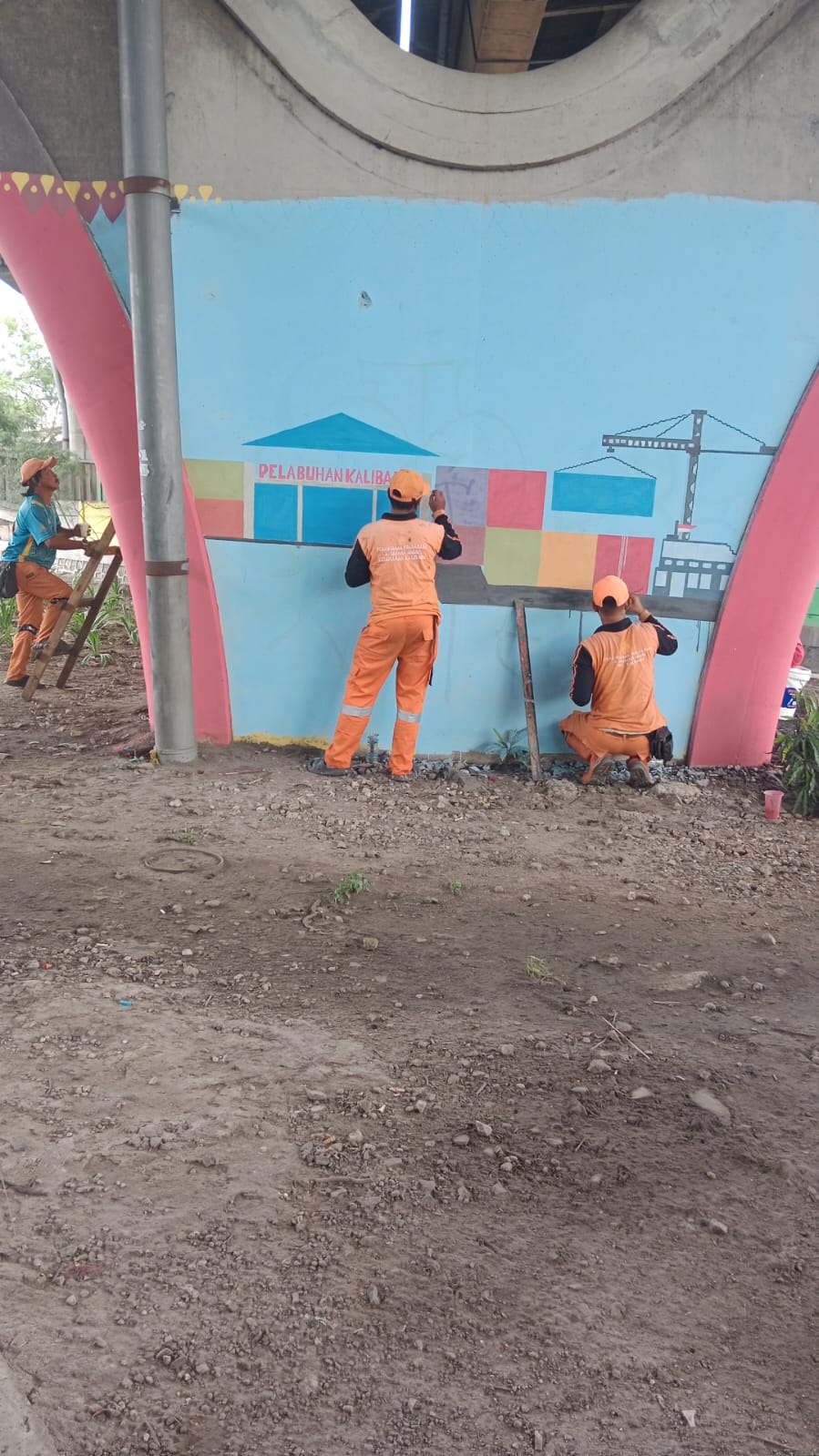 Pengecatan Mural di kaki Tol di area Kelurahan Kalibaru 1