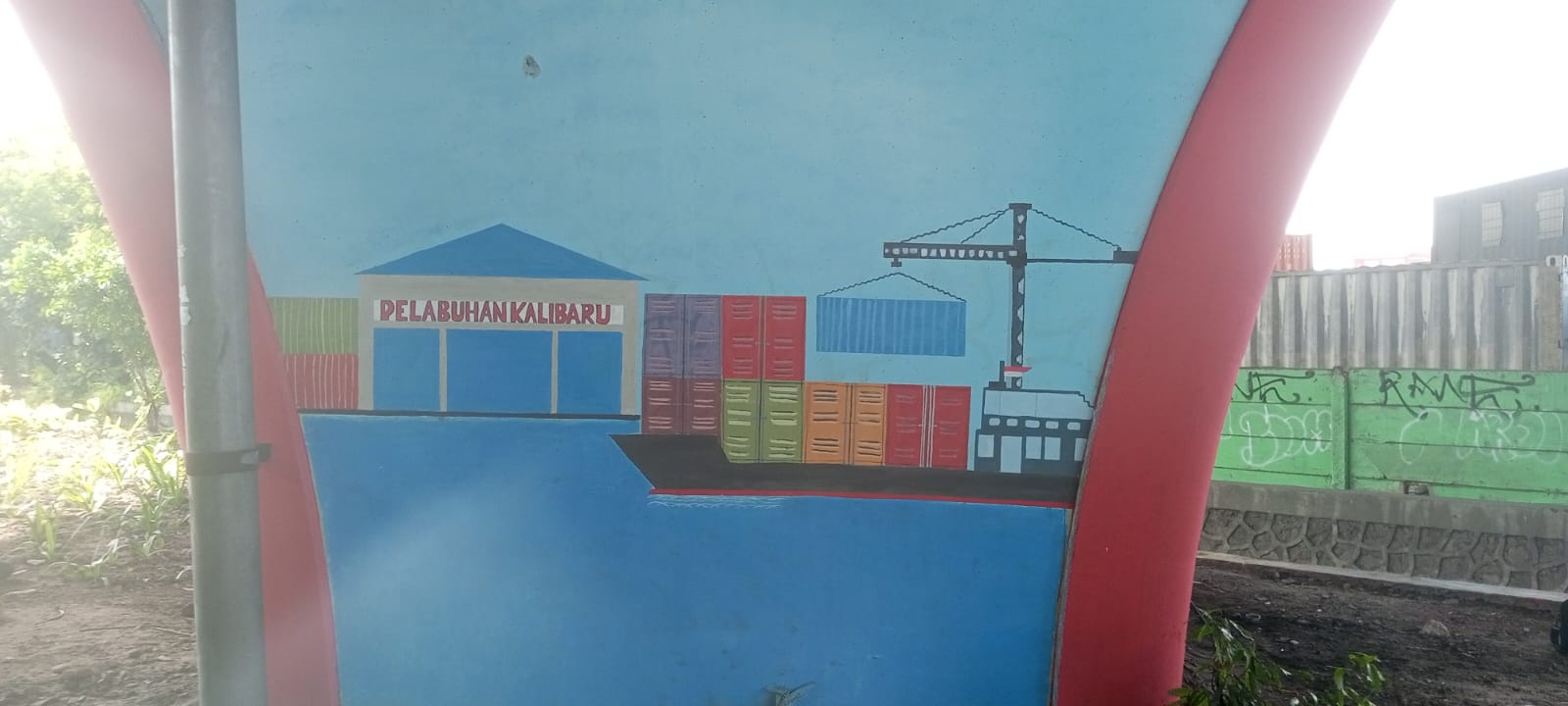 Pengecatan Mural di kaki Tol di area Kelurahan Kalibaru 4