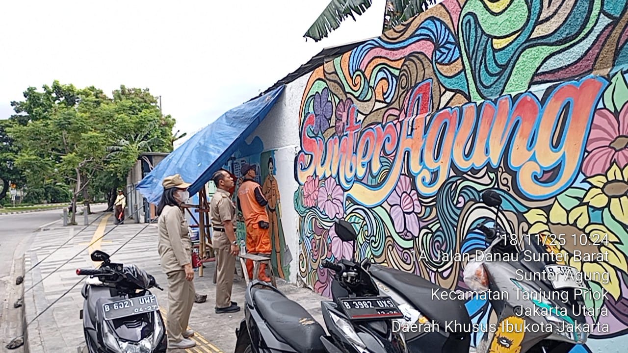 Lurah dan Kasi Ekbang Sunter Agung Tinjau Langsung Proyek Mural Ikonik di Danau Sunter Barat 2