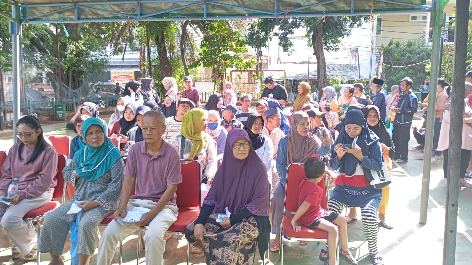 Kelurahan Sunter Agung melaksanakan penyaluran Bantuan Pangan 4