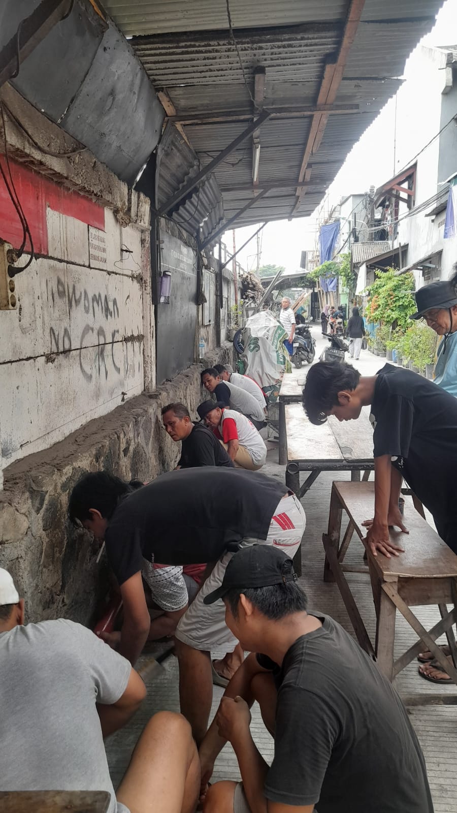 Pelaksanaan kegiatan Kerja Bakti Rutin di wilayah RW.004 Kelurahan Sunter Agung. 5