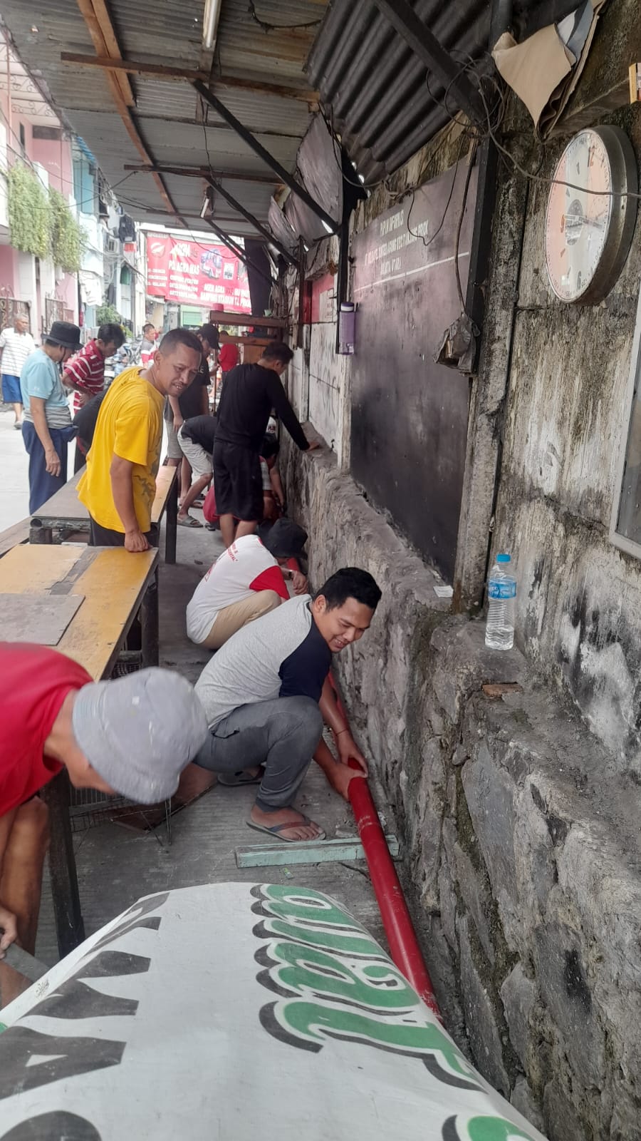 Pelaksanaan kegiatan Kerja Bakti Rutin di wilayah RW.004 Kelurahan Sunter Agung. 4