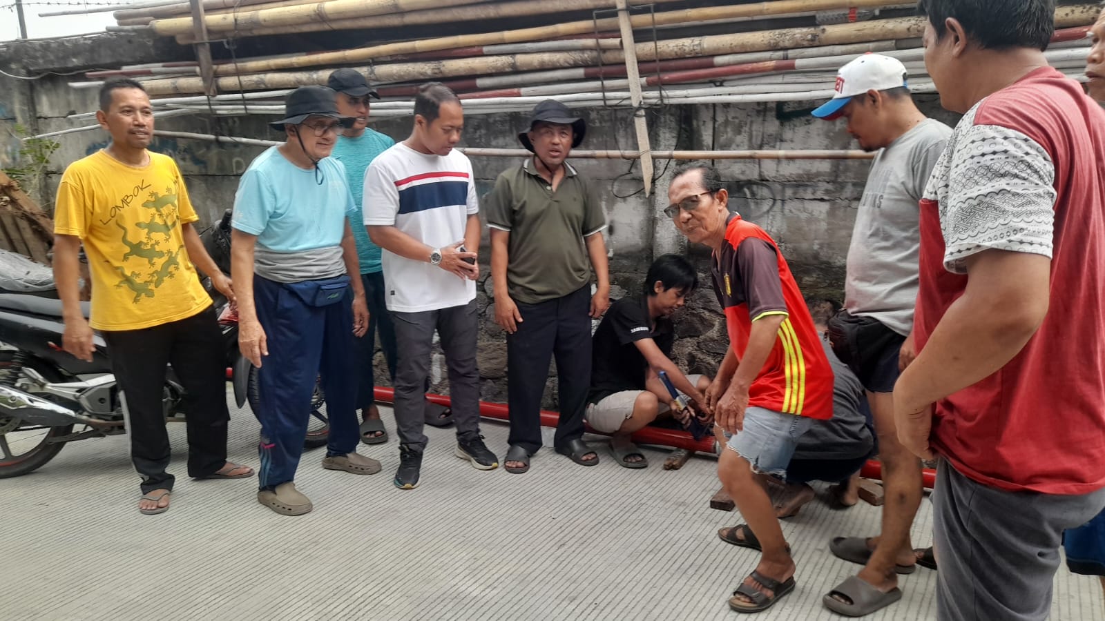 Pelaksanaan kegiatan Kerja Bakti Rutin di wilayah RW.004 Kelurahan Sunter Agung. 6