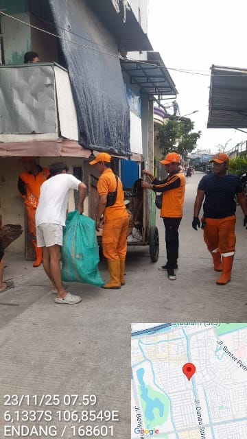 Pelaksanaan kegiatan Kerja Bakti Rutin di wilayah RW.004 Kelurahan Sunter Agung. 3