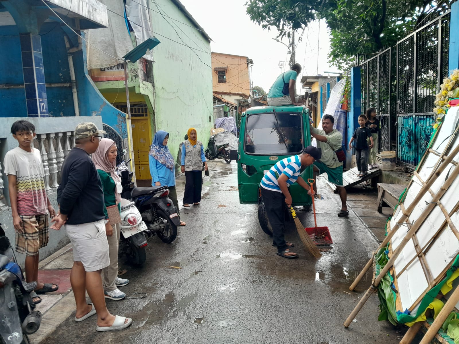 Kerja Bakti di RW 013 Fokuskan Pembersihan Lingkungan dan Saluran Air 2
