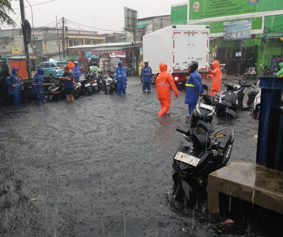 Monitoring Genangan Pasca Hujan, Lurah Penjaringan Pastikan Penanganan Cepat di Titik Rawan 5